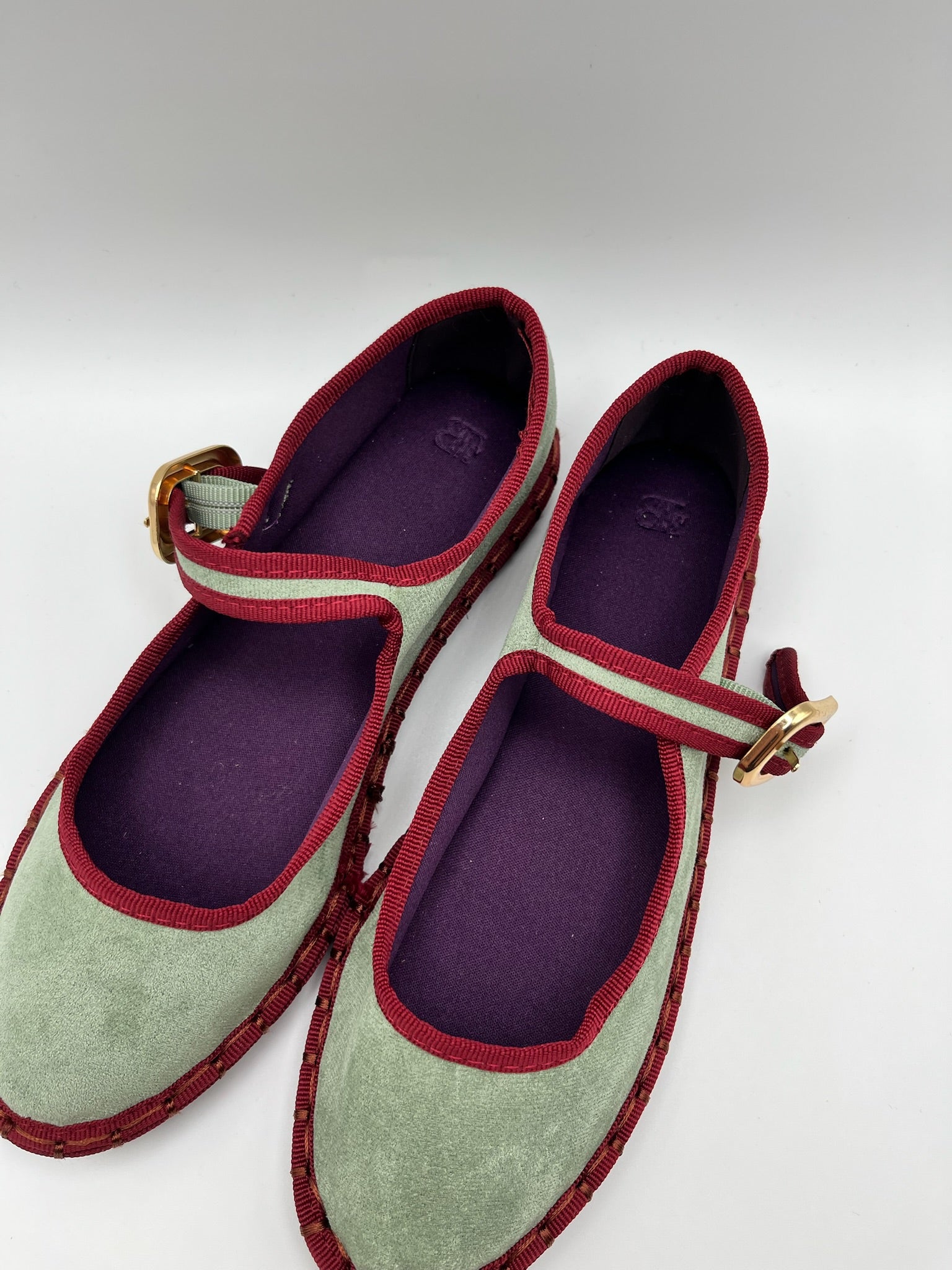 Sapatos Buonarotti Mary Jane em camurça verde com debrum bordeaux; sabrinas de senhora elegantes com fivela dourada; calçado feminino raso e confortável estilo boho chic