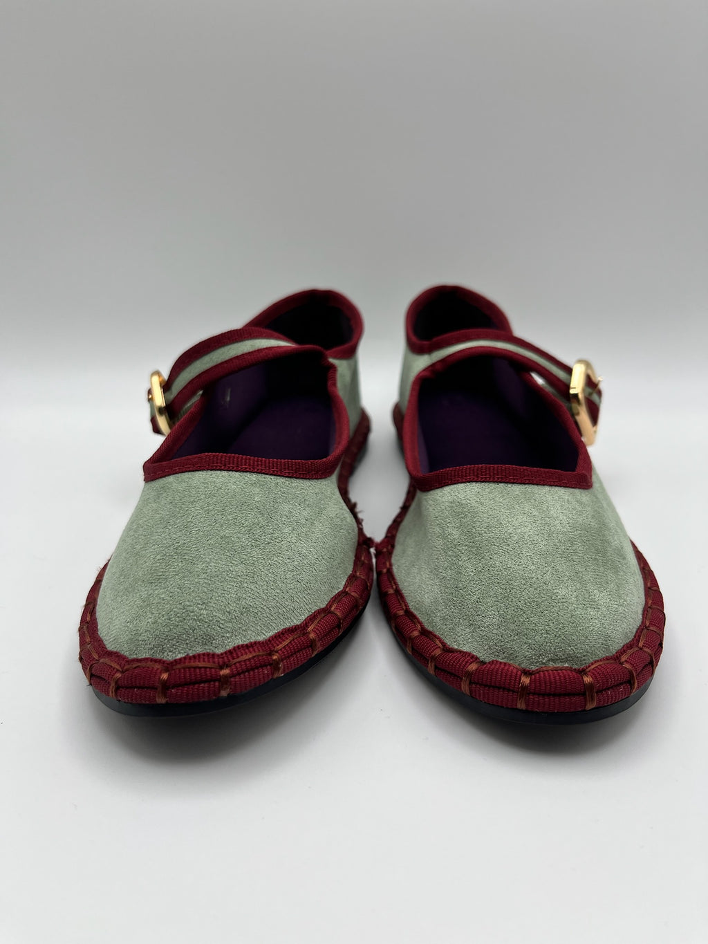 Sapatos Buonarotti Mary Jane em camurça verde com debrum bordeaux; sabrinas de senhora elegantes com fivela dourada; calçado feminino raso e confortável estilo boho chic