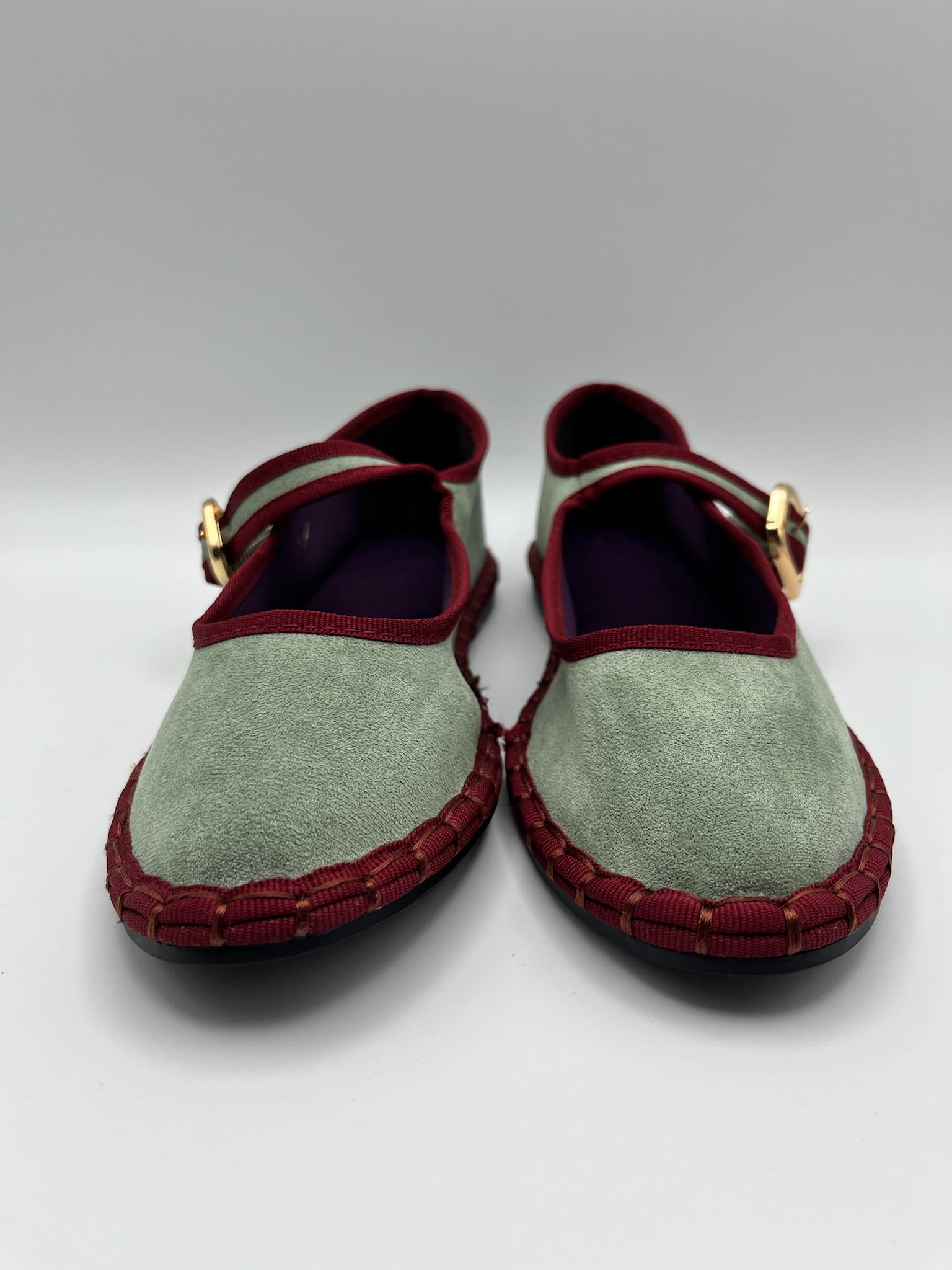 Sapatos Buonarotti Mary Jane em camurça verde com debrum bordeaux; sabrinas de senhora elegantes com fivela dourada; calçado feminino raso e confortável estilo boho chic