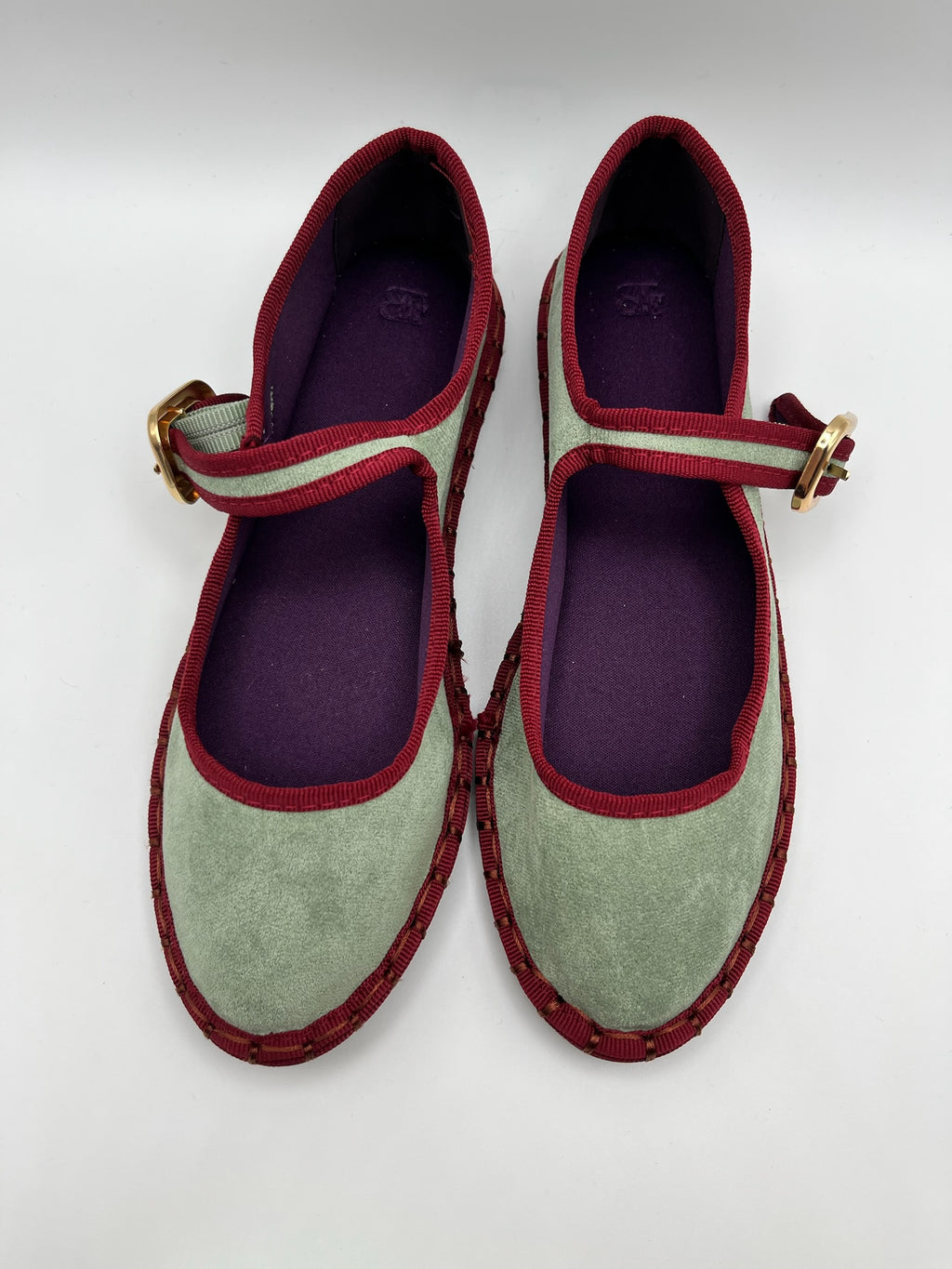 Sapatos Buonarotti Mary Jane em camurça verde com debrum bordeaux; sabrinas de senhora elegantes com fivela dourada; calçado feminino raso e confortável estilo boho chic