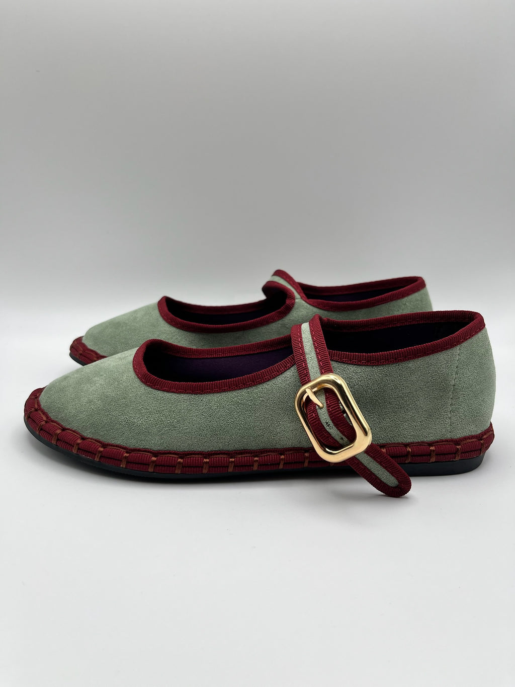 Sapatos Buonarotti Mary Jane em camurça verde com debrum bordeaux; sabrinas de senhora elegantes com fivela dourada; calçado feminino raso e confortável estilo boho chic