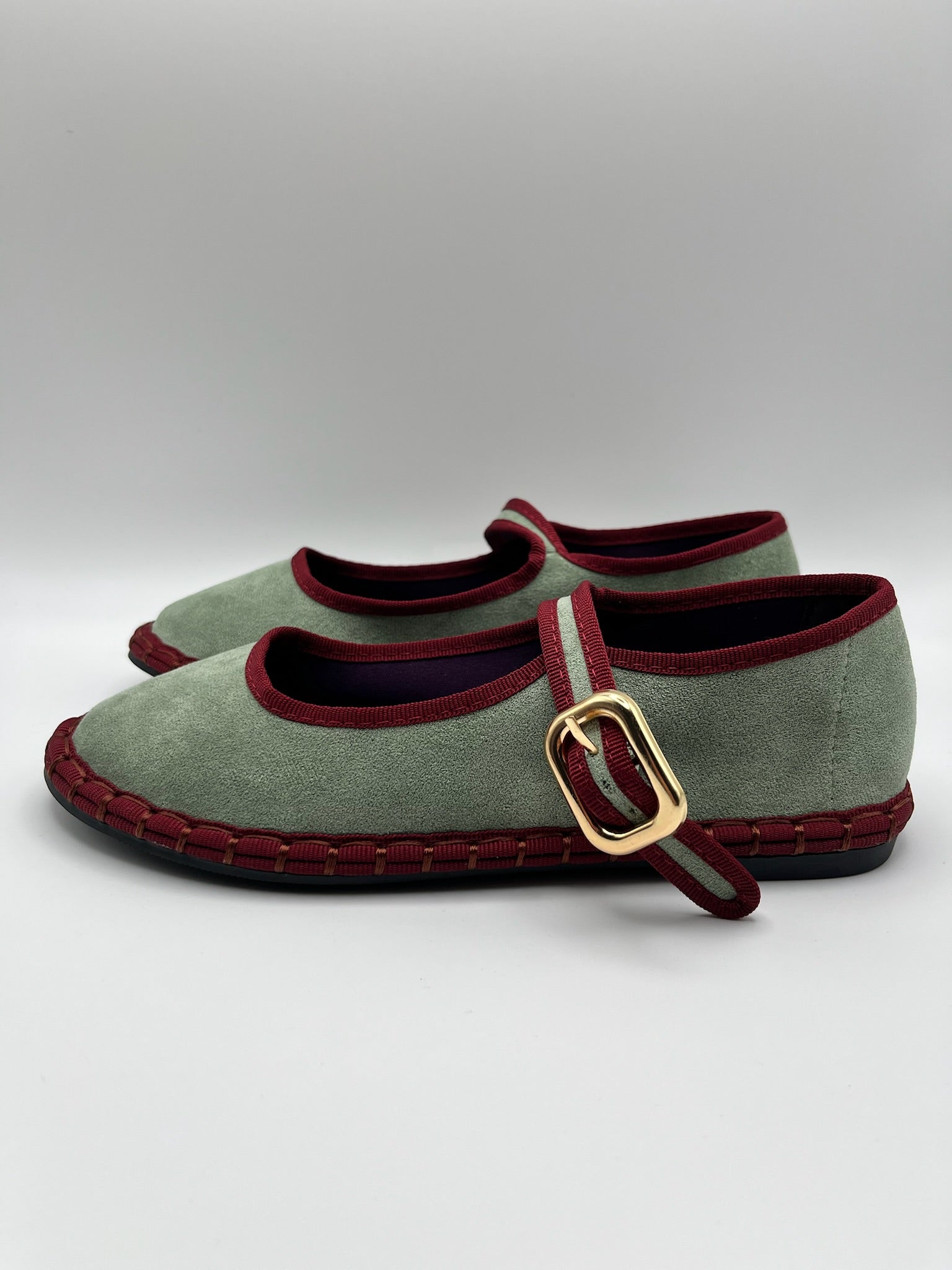 Sapatos Buonarotti Mary Jane em camurça verde com debrum bordeaux; sabrinas de senhora elegantes com fivela dourada; calçado feminino raso e confortável estilo boho chic