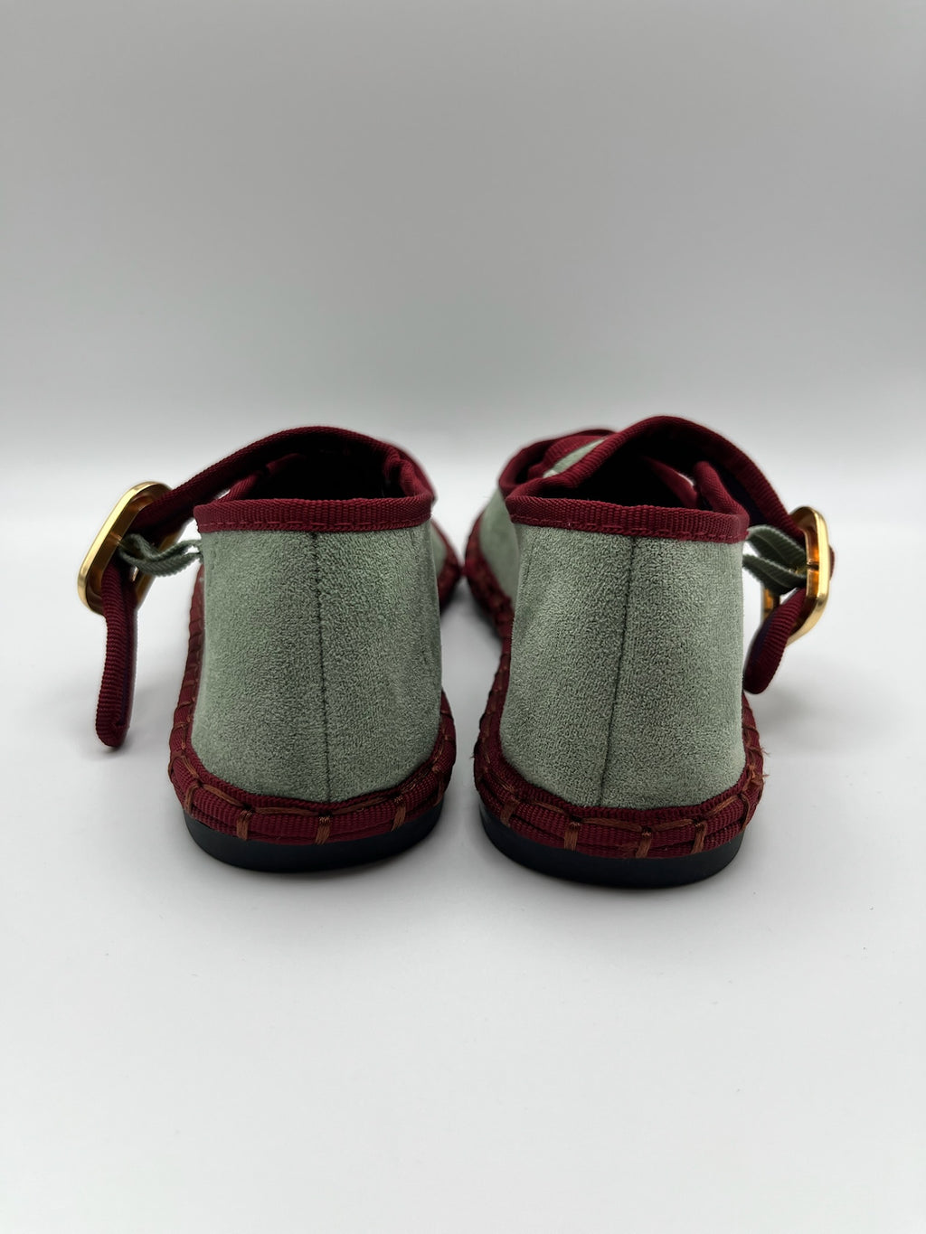 Sapatos Buonarotti Mary Jane em camurça verde com debrum bordeaux; sabrinas de senhora elegantes com fivela dourada; calçado feminino raso e confortável estilo boho chic