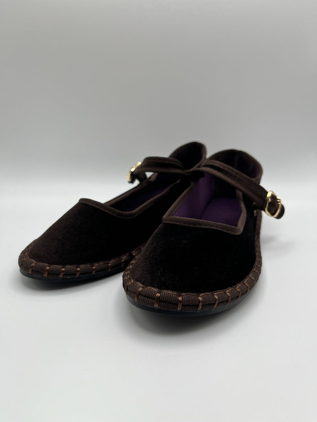 Sapatos Buonarotti Mary Jane em veludo castanho Coffee com sola trabalhada; sabrinas de senhora elegantes com fivela dourada; calçado feminino raso e confortável estilo boho chic