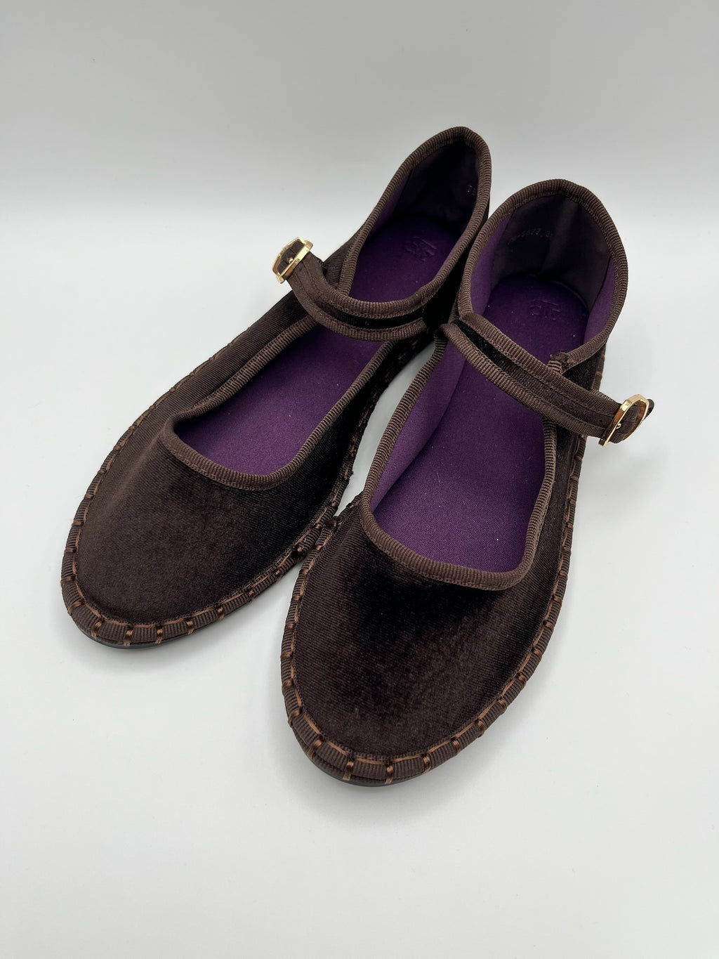 Sapatos Buonarotti Mary Jane em veludo castanho Coffee com sola trabalhada; sabrinas de senhora elegantes com fivela dourada; calçado feminino raso e confortável estilo boho chic
