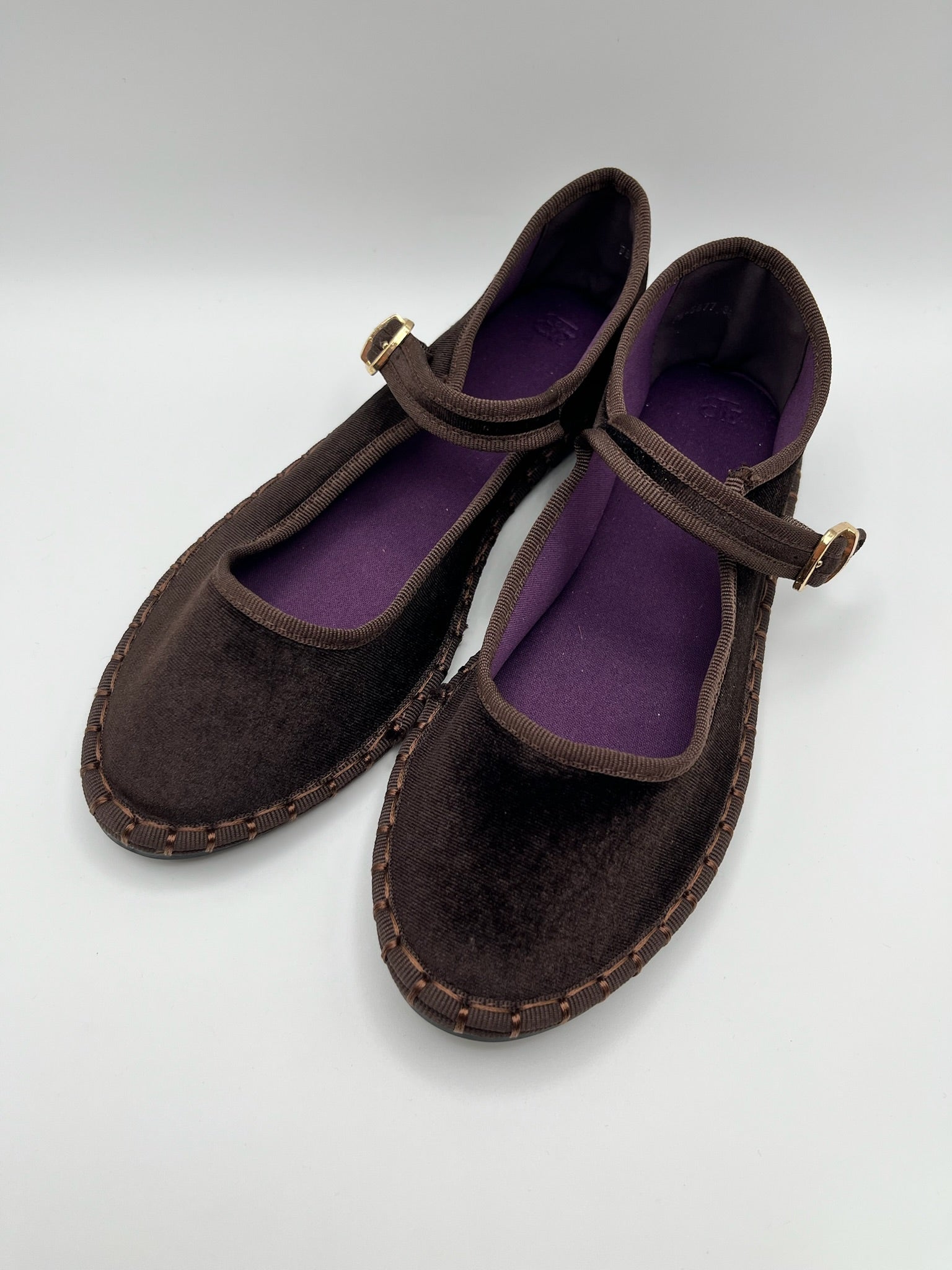 Sapatos Buonarotti Mary Jane em veludo castanho Coffee com sola trabalhada; sabrinas de senhora elegantes com fivela dourada; calçado feminino raso e confortável estilo boho chic