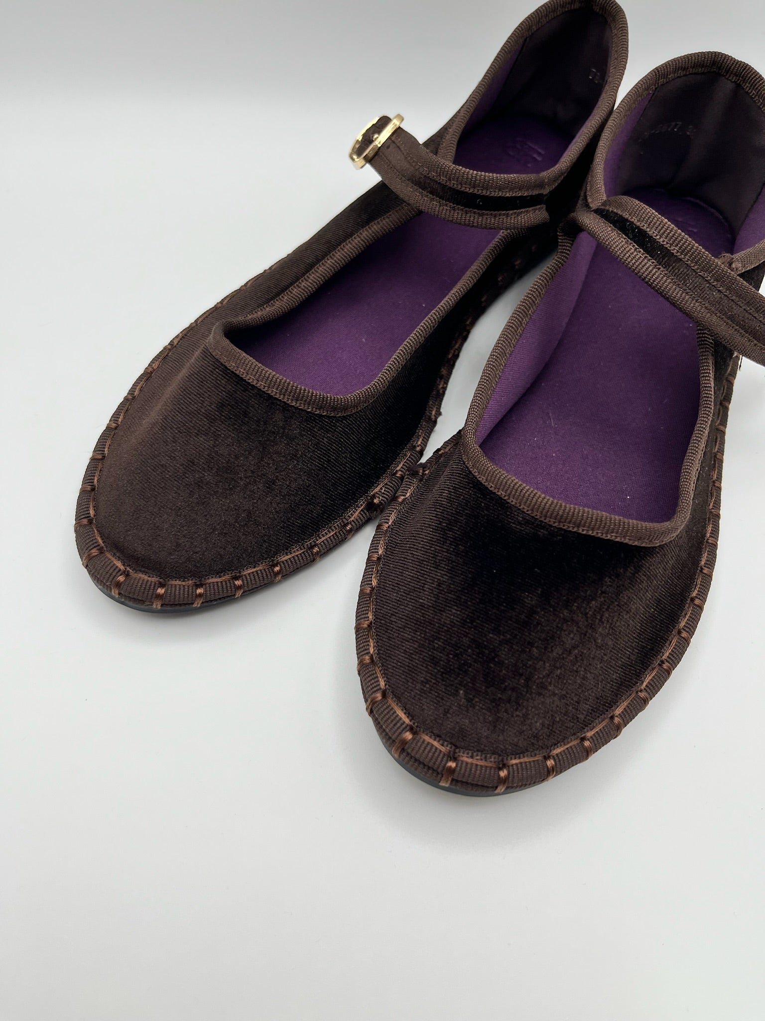 Sapatos Buonarotti Mary Jane em veludo castanho Coffee com sola trabalhada; sabrinas de senhora elegantes com fivela dourada; calçado feminino raso e confortável estilo boho chic