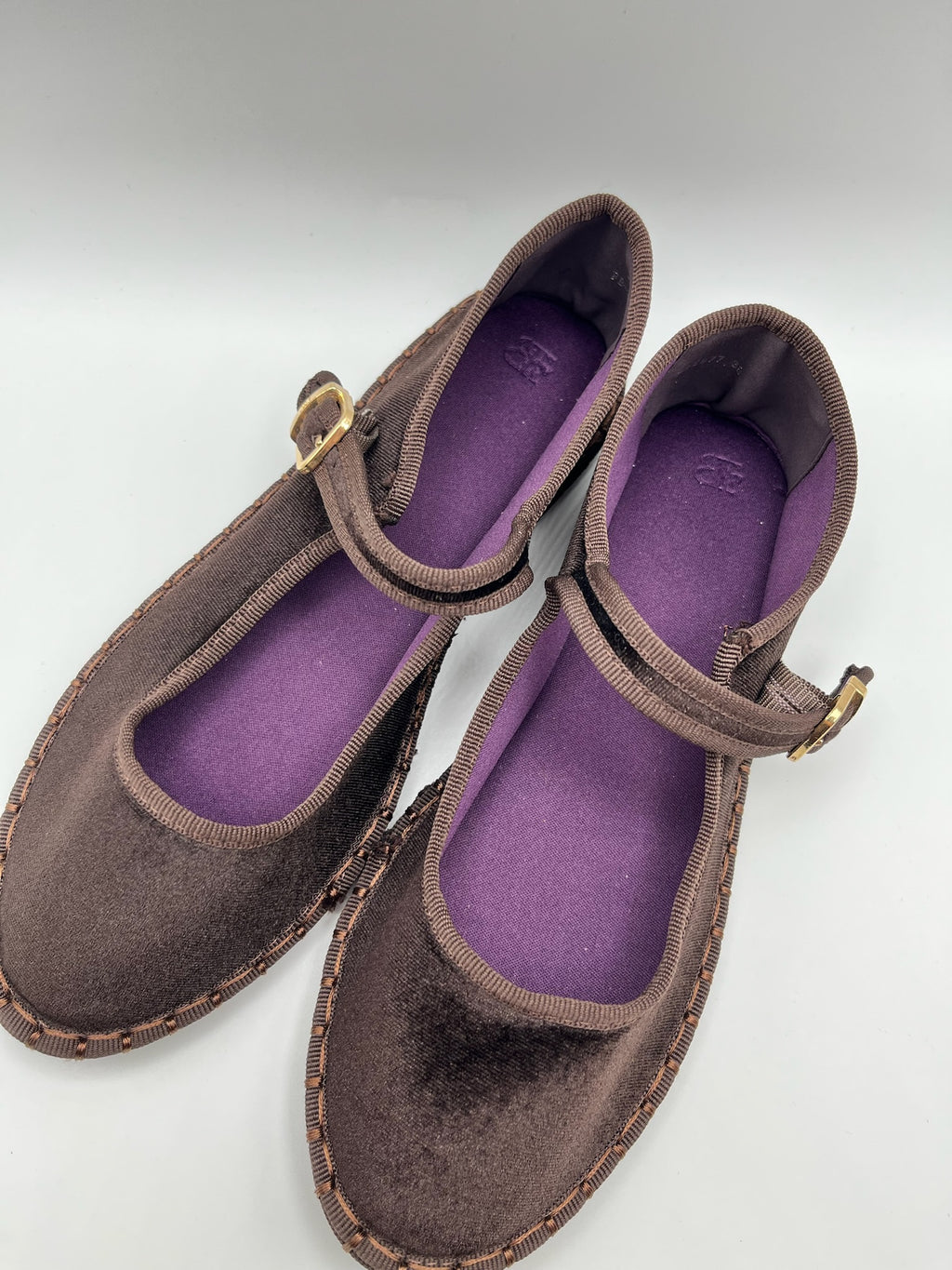 Sapatos Buonarotti Mary Jane em veludo castanho Coffee com sola trabalhada; sabrinas de senhora elegantes com fivela dourada; calçado feminino raso e confortável estilo boho chic