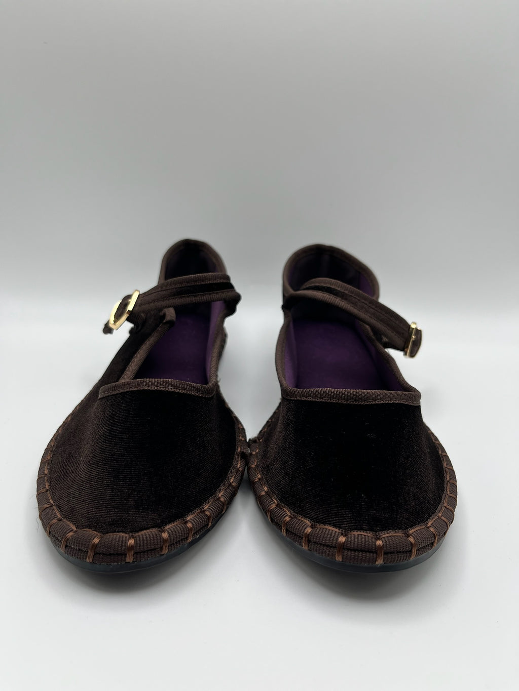Sapatos Buonarotti Mary Jane em veludo castanho Coffee com sola trabalhada; sabrinas de senhora elegantes com fivela dourada; calçado feminino raso e confortável estilo boho chic