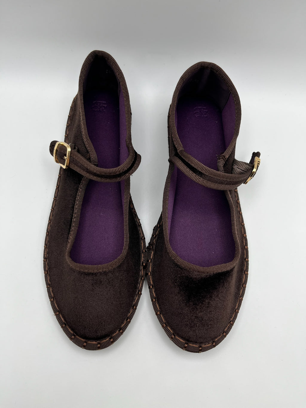 Sapatos Buonarotti Mary Jane em veludo castanho Coffee com sola trabalhada; sabrinas de senhora elegantes com fivela dourada; calçado feminino raso e confortável estilo boho chic
