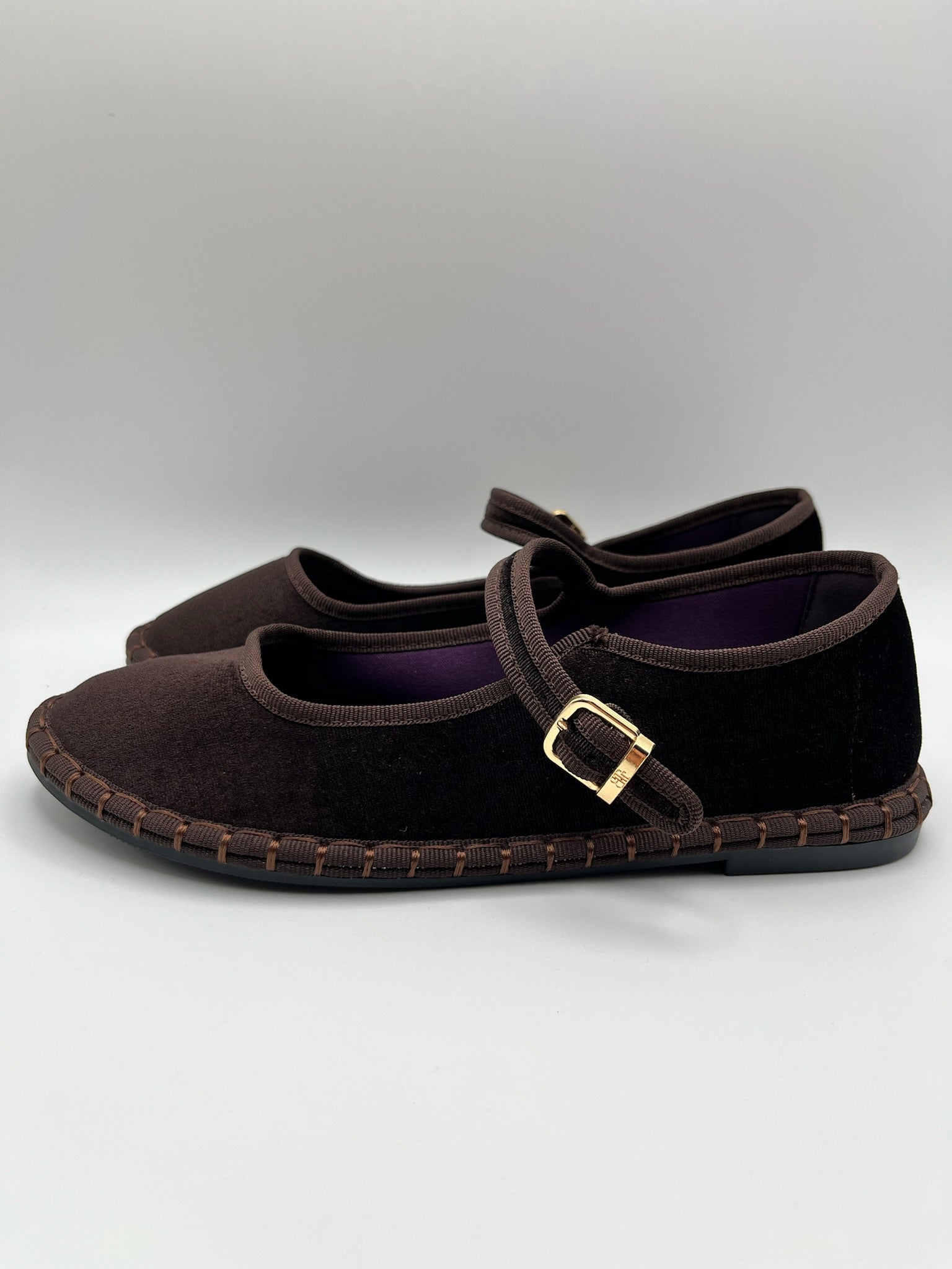 Sapatos Buonarotti Mary Jane em veludo castanho Coffee com sola trabalhada; sabrinas de senhora elegantes com fivela dourada; calçado feminino raso e confortável estilo boho chic