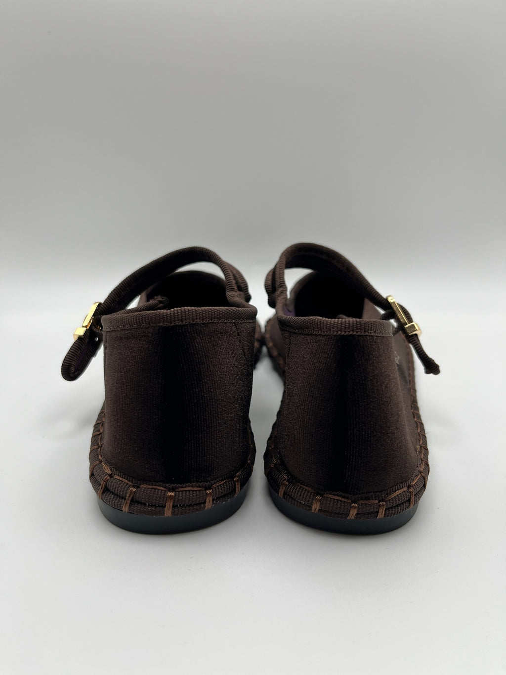 Sapatos Buonarotti Mary Jane em veludo castanho Coffee com sola trabalhada; sabrinas de senhora elegantes com fivela dourada; calçado feminino raso e confortável estilo boho chic