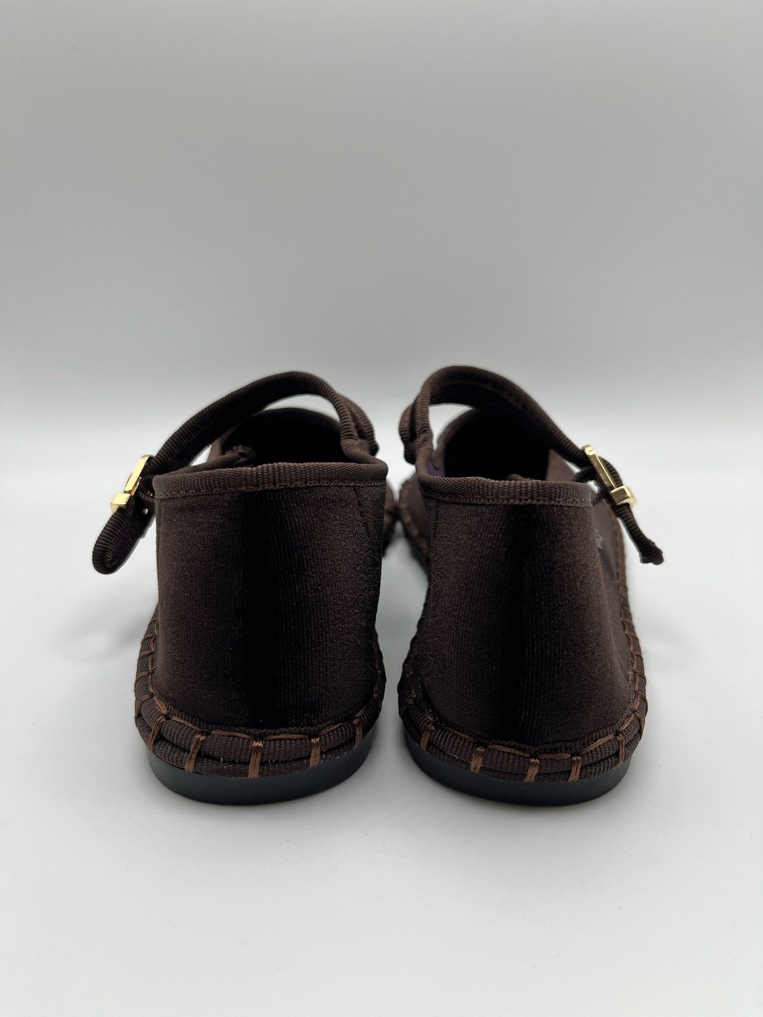 Sapatos Buonarotti Mary Jane em veludo castanho Coffee com sola trabalhada; sabrinas de senhora elegantes com fivela dourada; calçado feminino raso e confortável estilo boho chic
