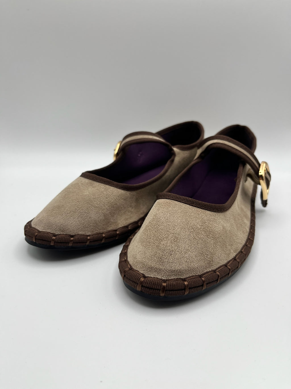 Sapatos Buonarotti Mary Jane em veludo castanho coffee Bege com sola trabalhada; sabrinas de senhora elegantes com fivela dourada; calçado feminino raso e confortável estilo boho chic