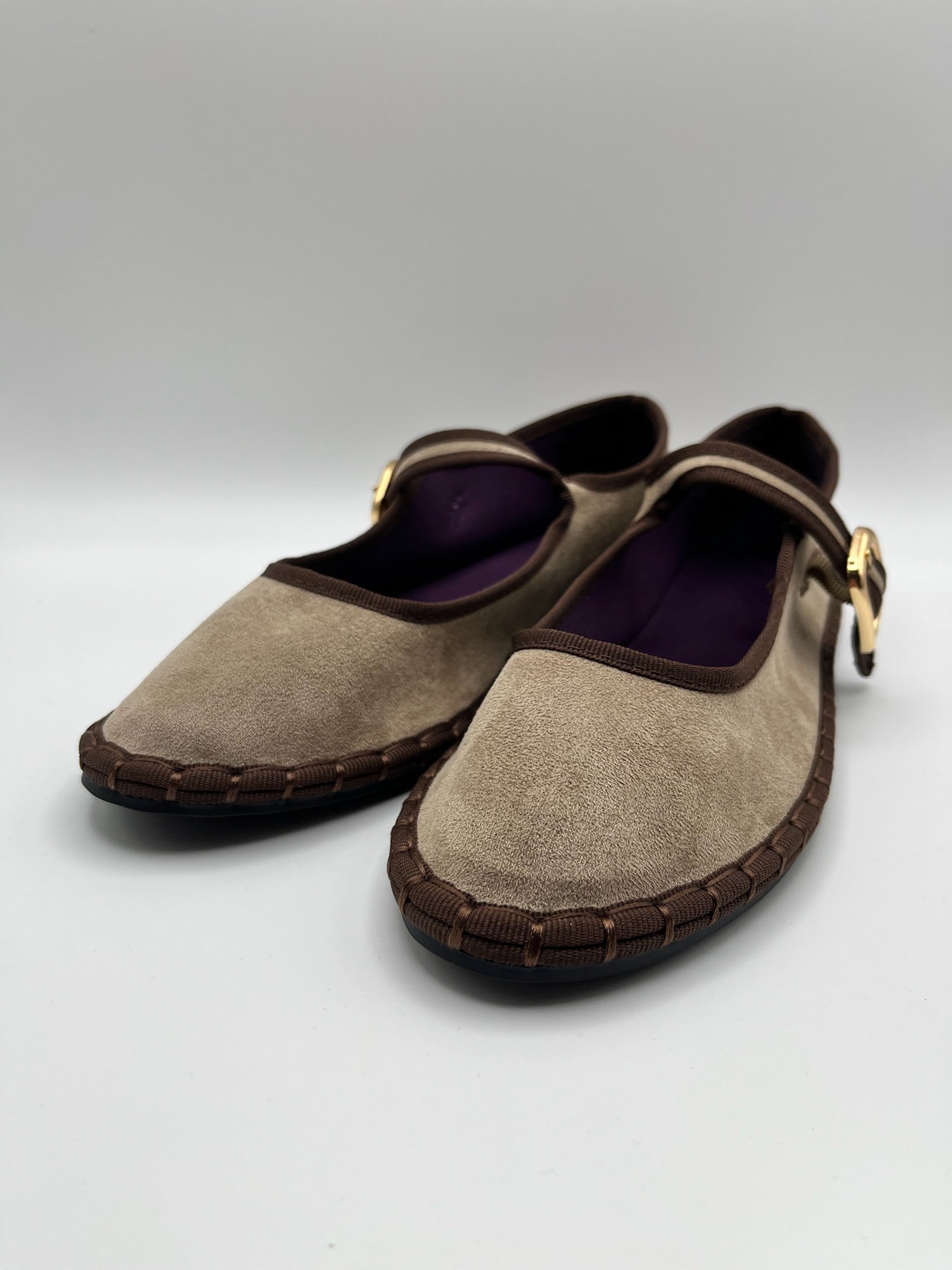 Sapatos Buonarotti Mary Jane em veludo castanho coffee Bege com sola trabalhada; sabrinas de senhora elegantes com fivela dourada; calçado feminino raso e confortável estilo boho chic