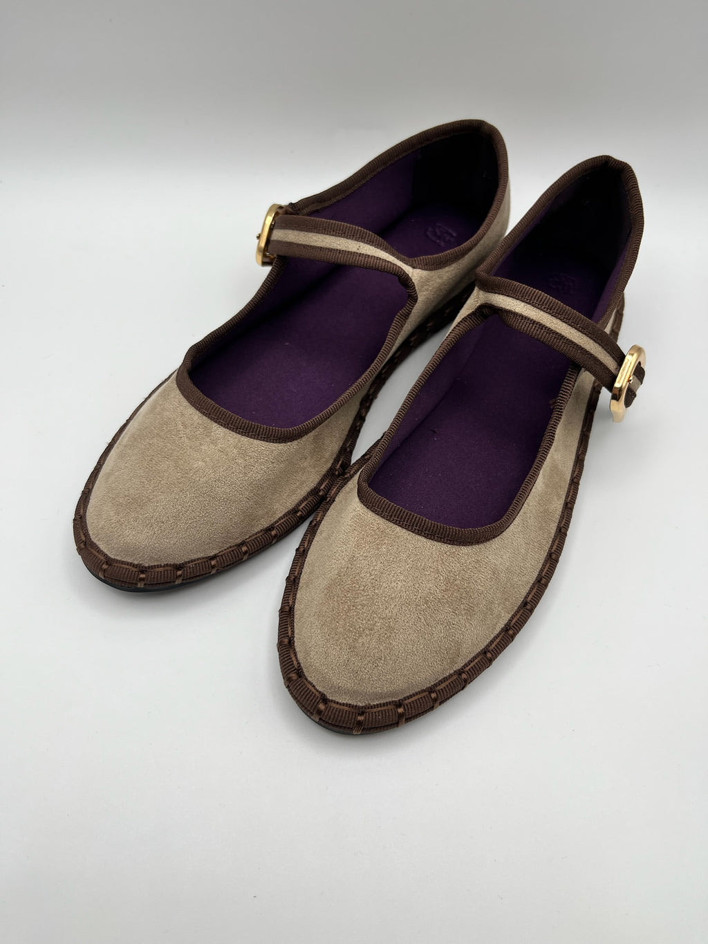 Sapatos Buonarotti Mary Jane em veludo castanho coffee Bege com sola trabalhada; sabrinas de senhora elegantes com fivela dourada; calçado feminino raso e confortável estilo boho chic