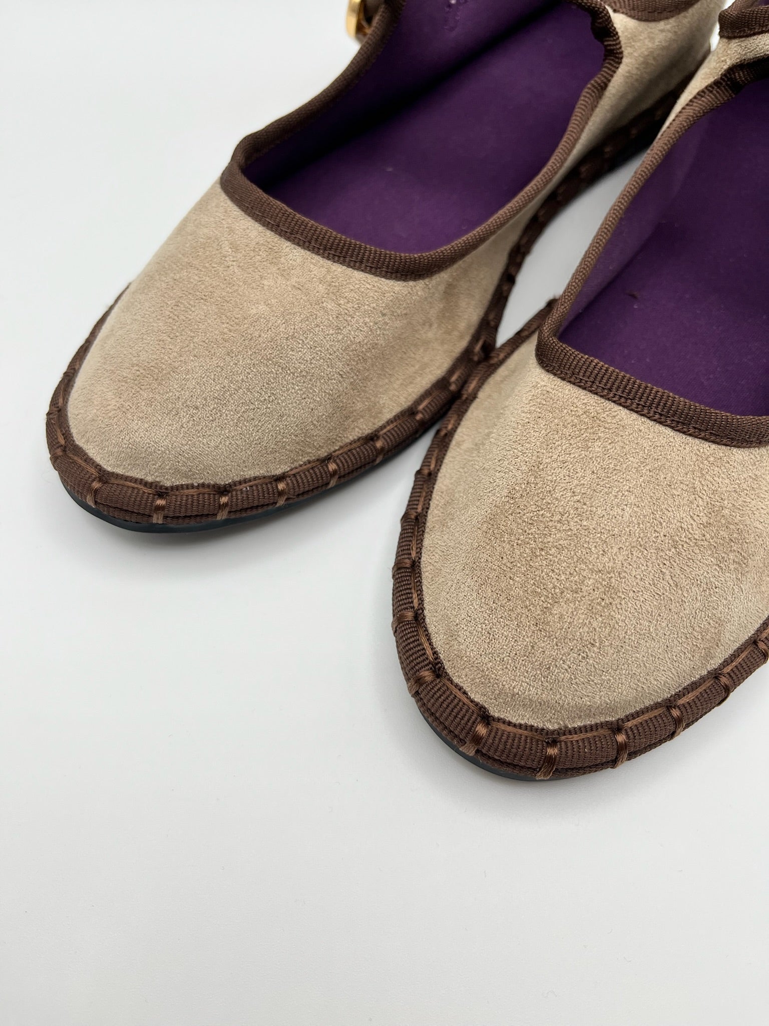 Sapatos Buonarotti Mary Jane em veludo castanho coffee Bege com sola trabalhada; sabrinas de senhora elegantes com fivela dourada; calçado feminino raso e confortável estilo boho chic
