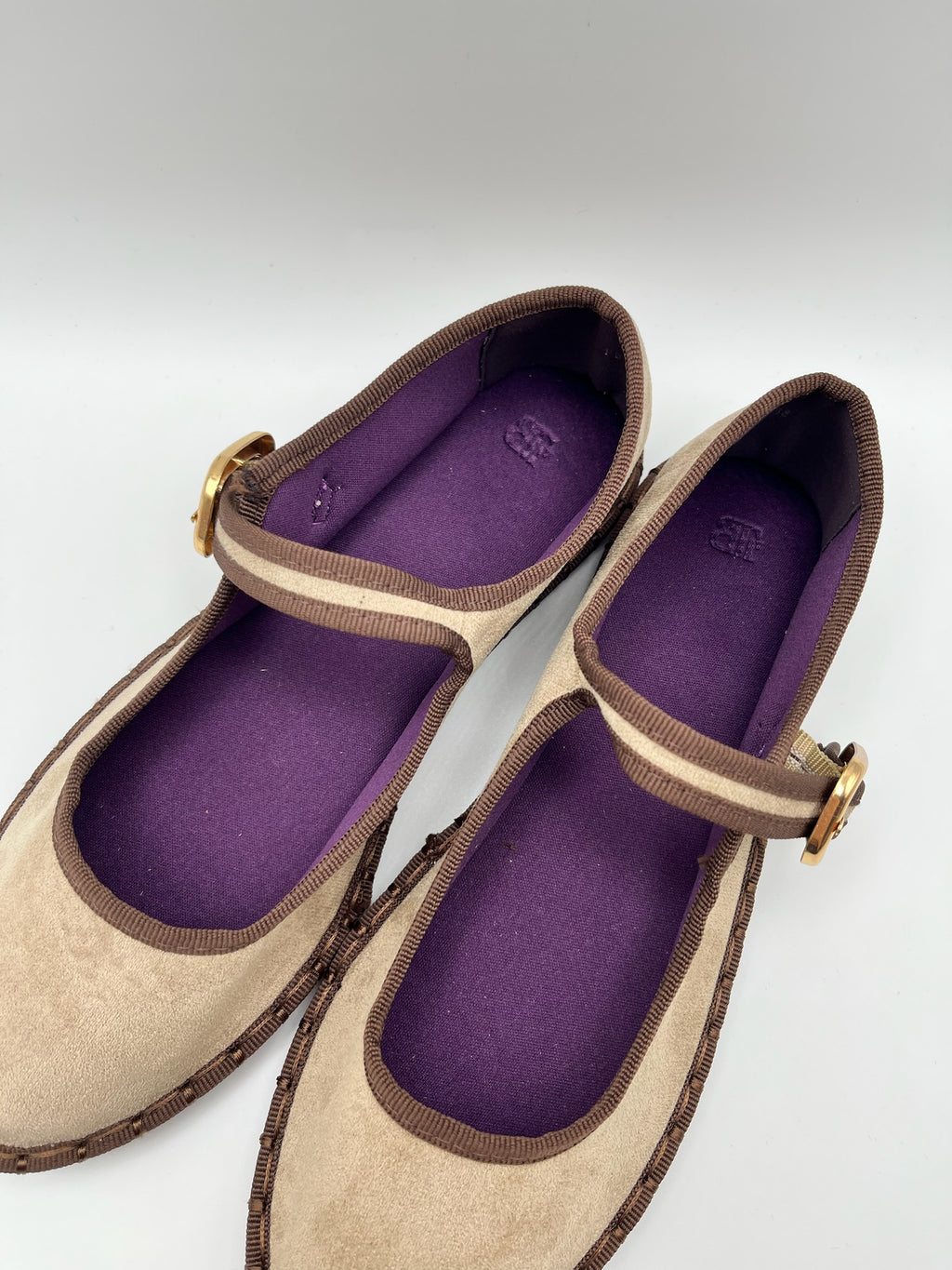 Sapatos Buonarotti Mary Jane em veludo castanho coffee Bege com sola trabalhada; sabrinas de senhora elegantes com fivela dourada; calçado feminino raso e confortável estilo boho chic