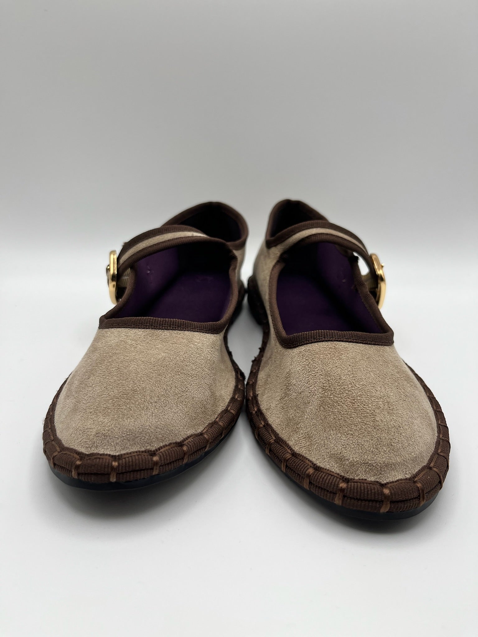 Sapatos Buonarotti Mary Jane em veludo castanho coffee Bege com sola trabalhada; sabrinas de senhora elegantes com fivela dourada; calçado feminino raso e confortável estilo boho chic