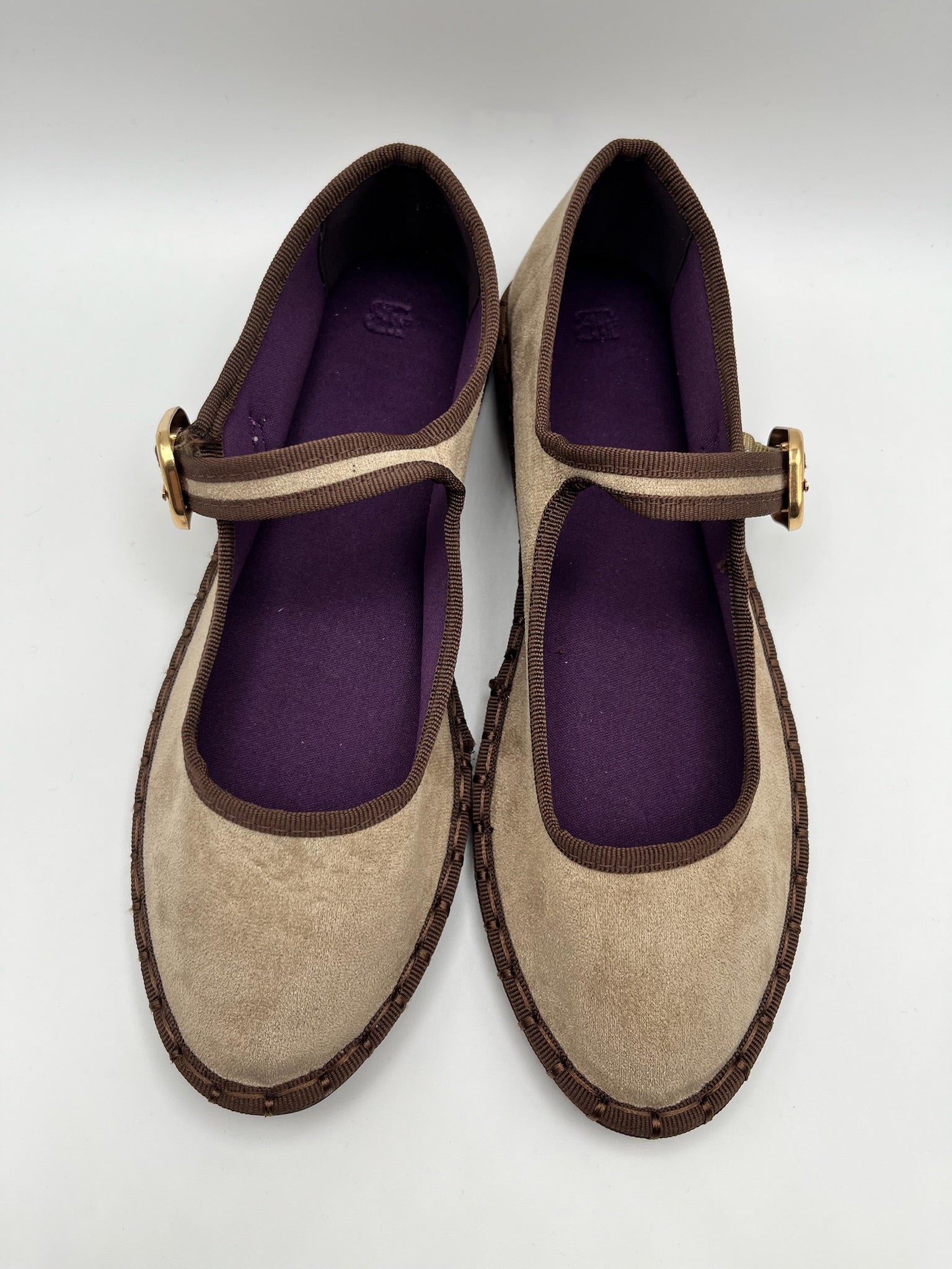 Sapatos Buonarotti Mary Jane em veludo castanho coffee Bege com sola trabalhada; sabrinas de senhora elegantes com fivela dourada; calçado feminino raso e confortável estilo boho chic