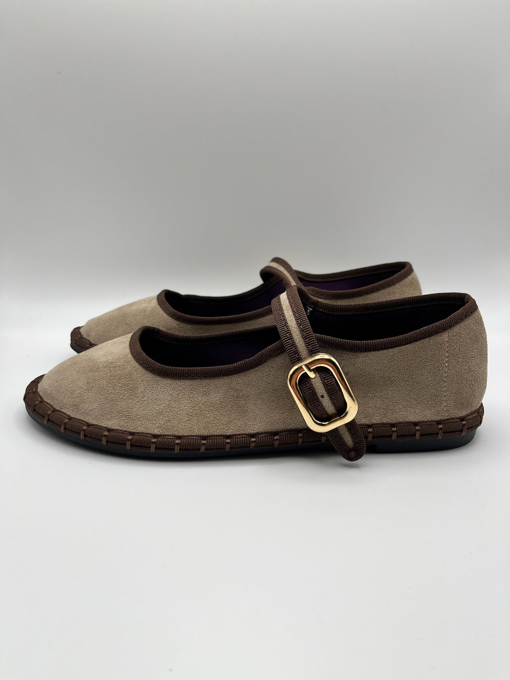 Sapatos Buonarotti Mary Jane em veludo castanho coffee Bege com sola trabalhada; sabrinas de senhora elegantes com fivela dourada; calçado feminino raso e confortável estilo boho chic