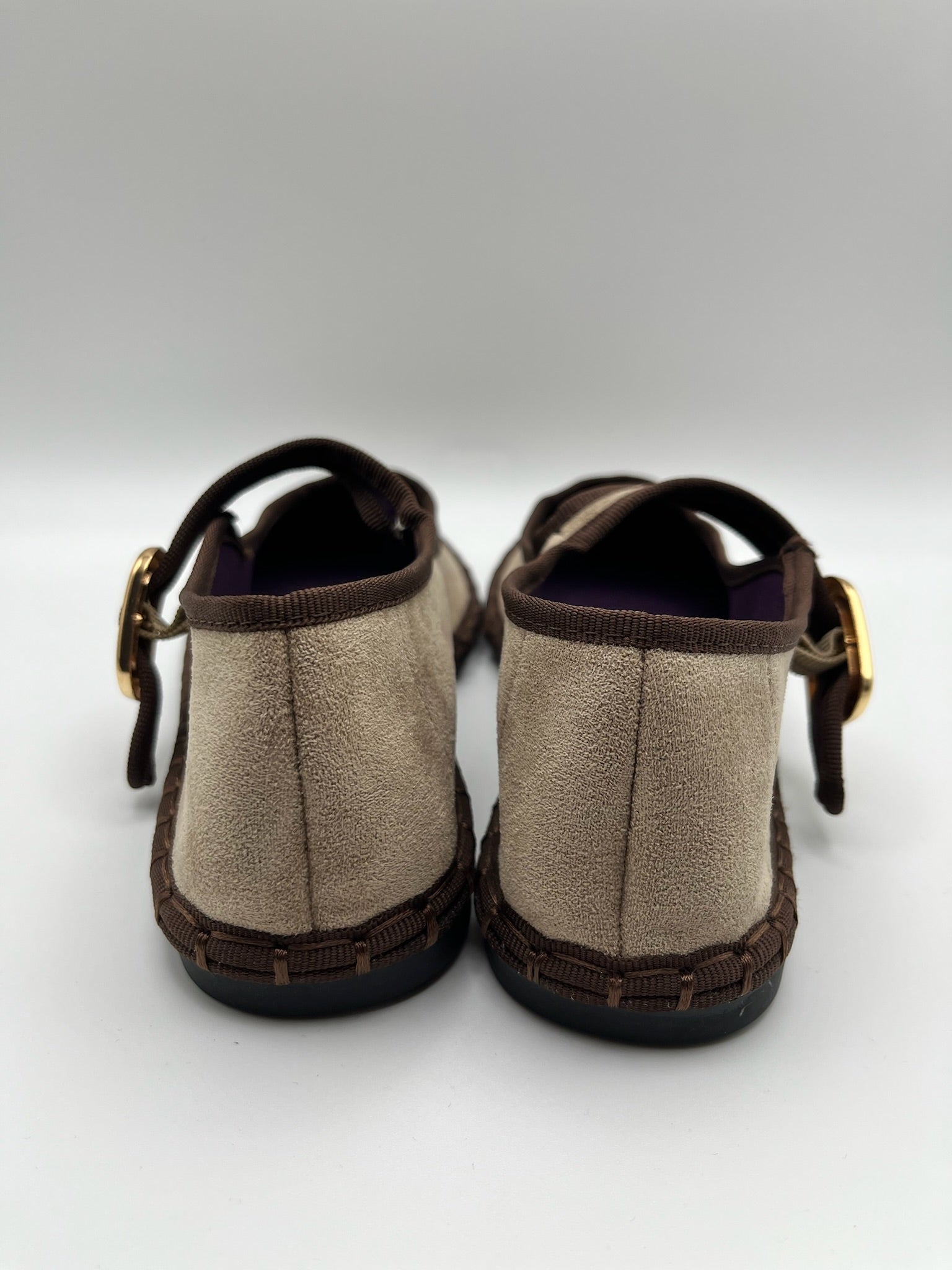Sapatos Buonarotti Mary Jane em veludo castanho coffee Bege com sola trabalhada; sabrinas de senhora elegantes com fivela dourada; calçado feminino raso e confortável estilo boho chic