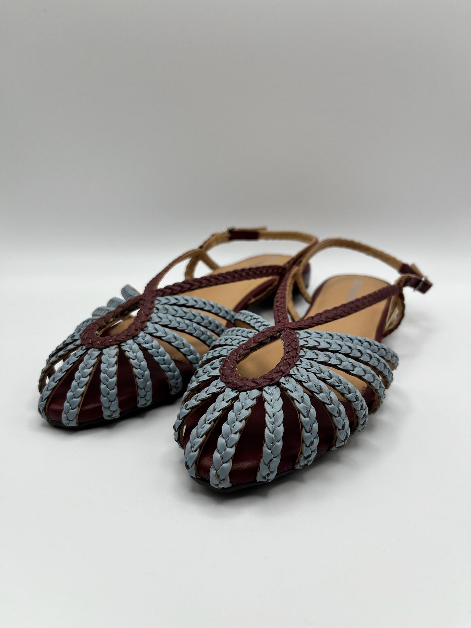 Sandálias Gioseppo Masalani rasas slingback com tiras entrançadas em azul e bordeaux; sabrinas de senhora frescos e elegantes com bico fechado; calçado sapato feminino confortável para o verão estilo boho chic