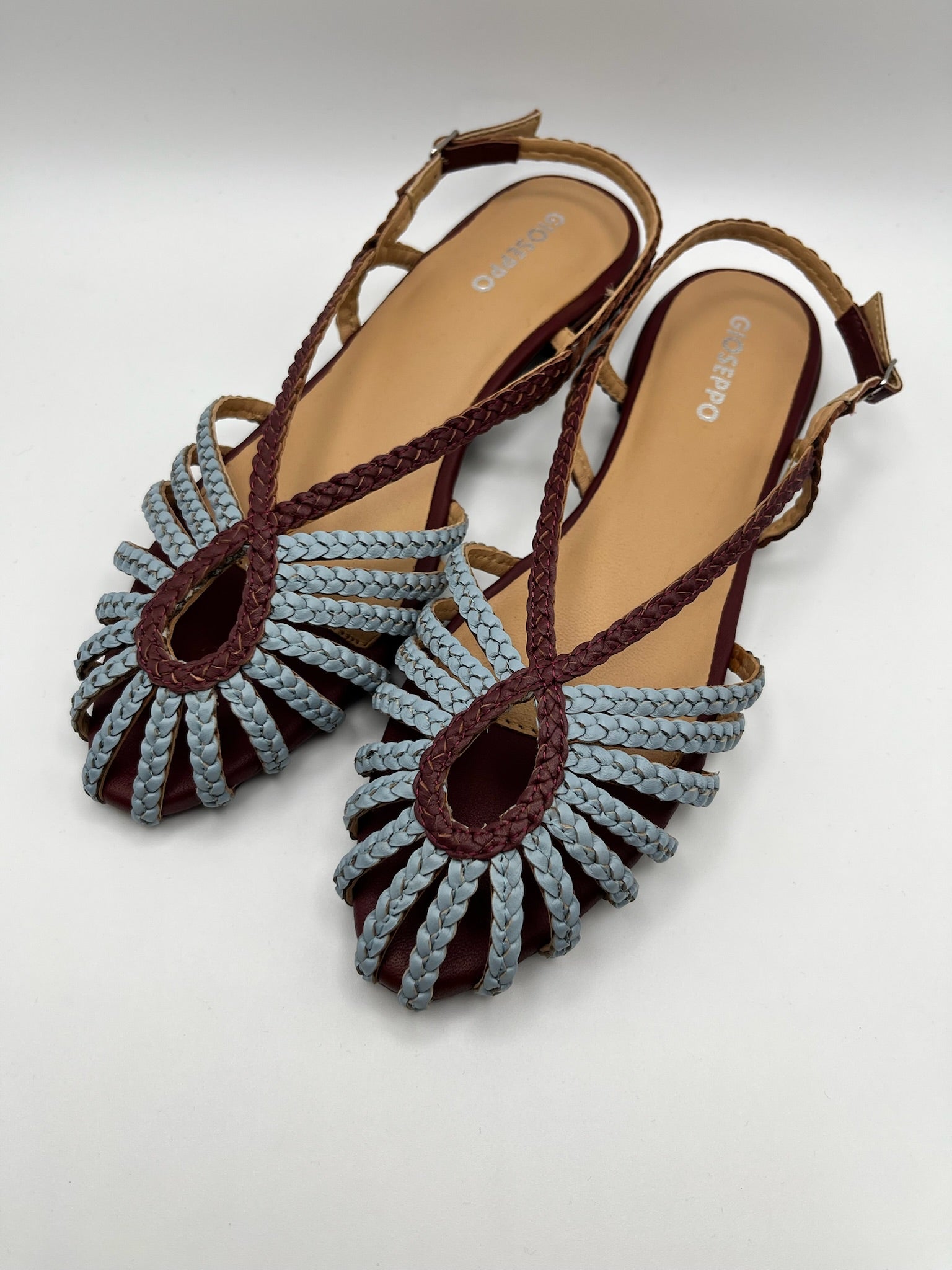 Sandálias Gioseppo Masalani rasas slingback com tiras entrançadas em azul e bordeaux; sabrinas de senhora frescos e elegantes com bico fechado; calçado sapato feminino confortável para o verão estilo boho chic