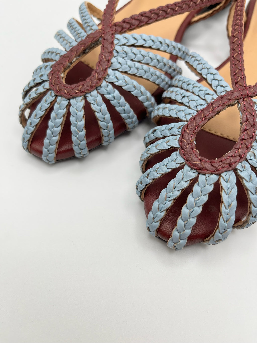 Sandálias Gioseppo Masalani rasas slingback com tiras entrançadas em azul e bordeaux; sabrinas de senhora frescos e elegantes com bico fechado; calçado sapato feminino confortável para o verão estilo boho chic