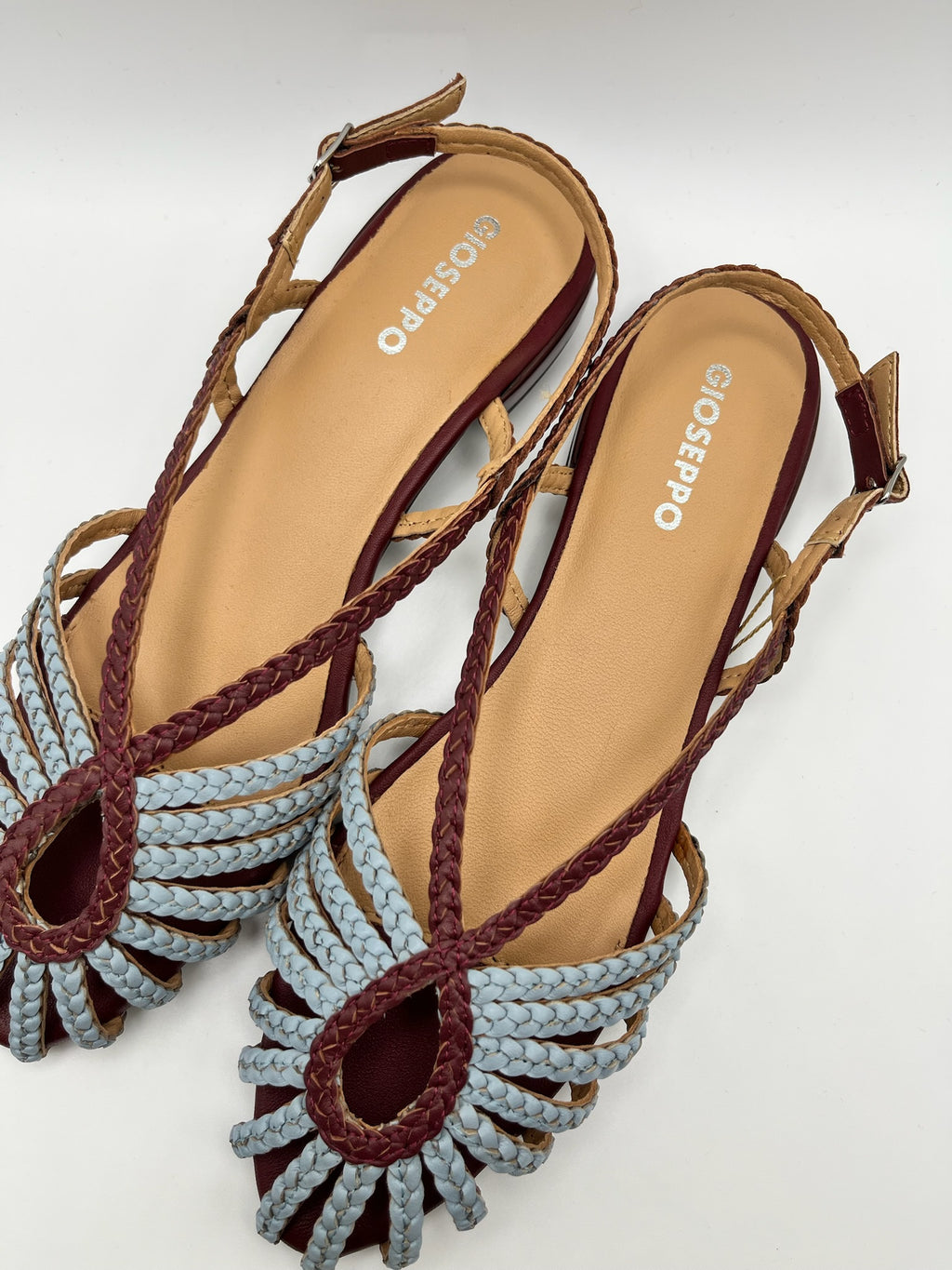 Sandálias Gioseppo Masalani rasas slingback com tiras entrançadas em azul e bordeaux; sabrinas de senhora frescos e elegantes com bico fechado; calçado sapato feminino confortável para o verão estilo boho chic