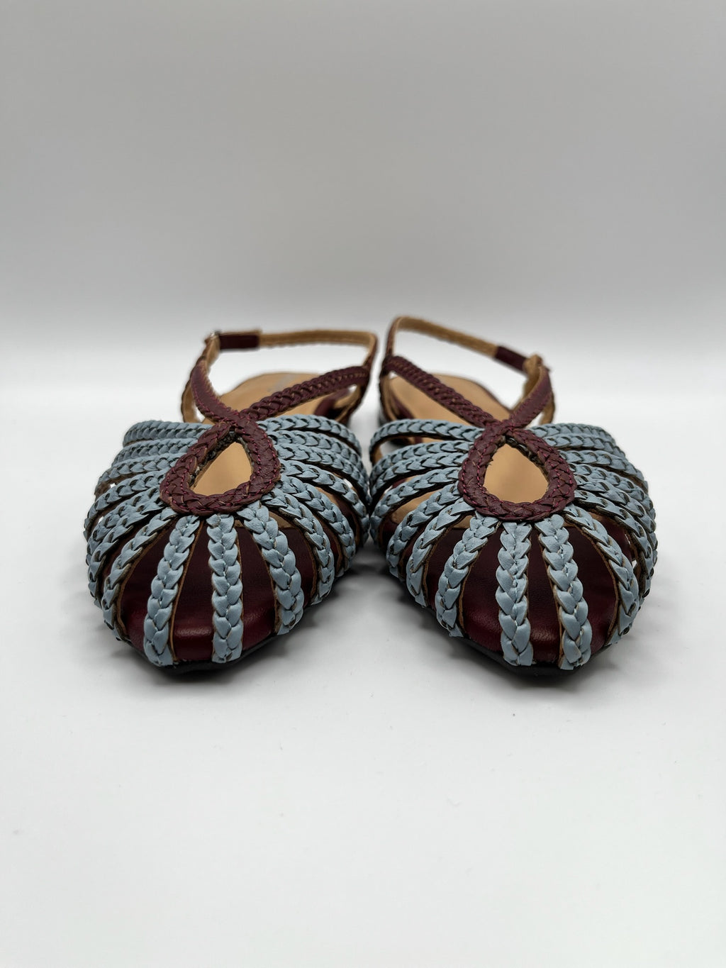 Sandálias Gioseppo Masalani rasas slingback com tiras entrançadas em azul e bordeaux; sabrinas de senhora frescos e elegantes com bico fechado; calçado sapato feminino confortável para o verão estilo boho chic