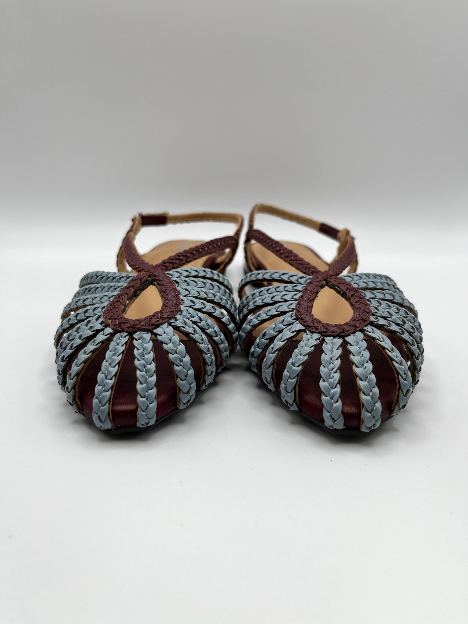 Sandálias Gioseppo Masalani rasas slingback com tiras entrançadas em azul e bordeaux; sabrinas de senhora frescos e elegantes com bico fechado; calçado sapato feminino confortável para o verão estilo boho chic
