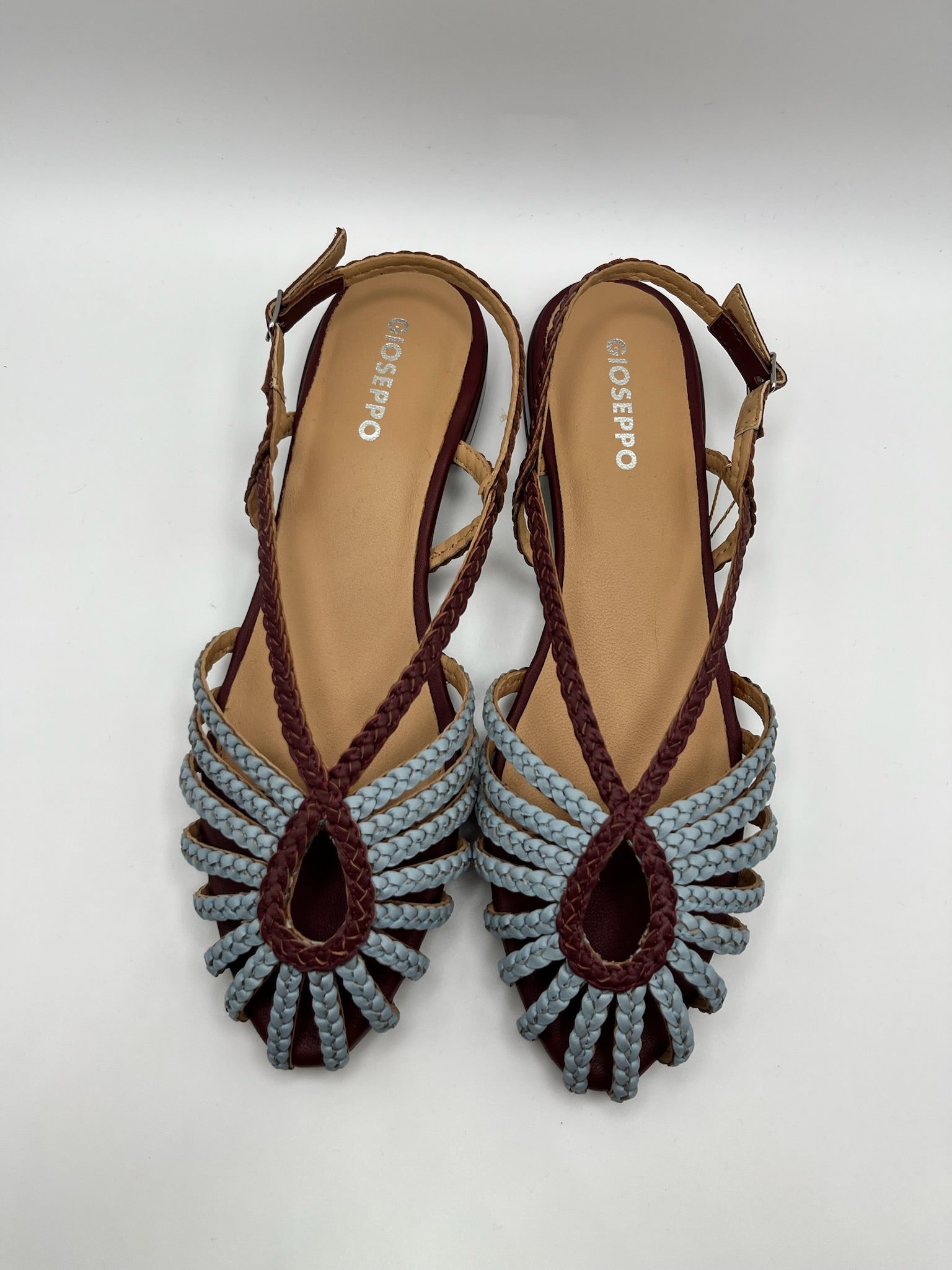 Sandálias Gioseppo Masalani rasas slingback com tiras entrançadas em azul e bordeaux; sabrinas de senhora frescos e elegantes com bico fechado; calçado sapato feminino confortável para o verão estilo boho chic