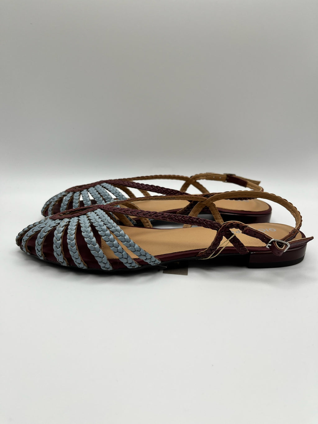 Sandálias Gioseppo Masalani rasas slingback com tiras entrançadas em azul e bordeaux; sabrinas de senhora frescos e elegantes com bico fechado; calçado sapato feminino confortável para o verão estilo boho chic