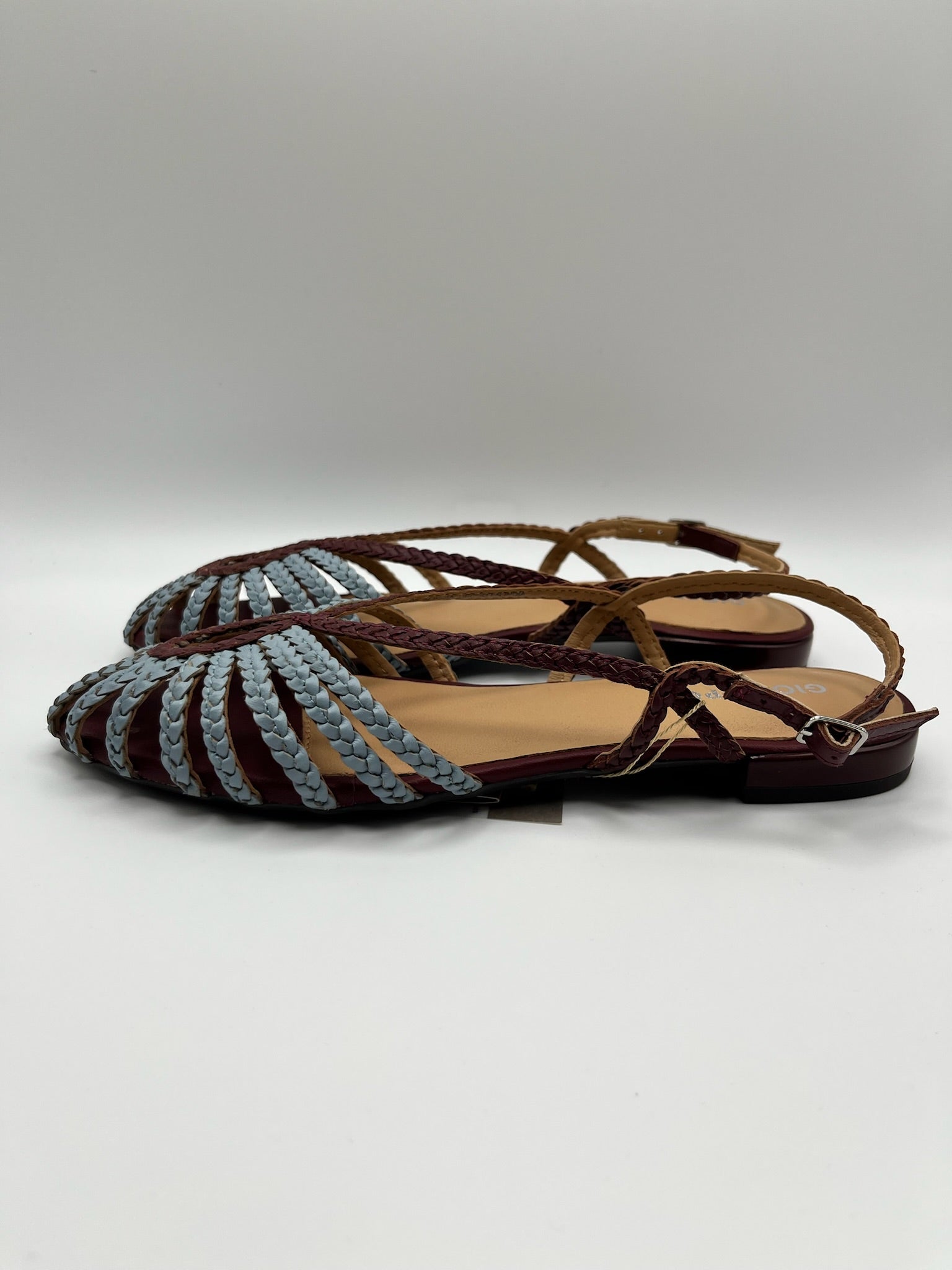 Sandálias Gioseppo Masalani rasas slingback com tiras entrançadas em azul e bordeaux; sabrinas de senhora frescos e elegantes com bico fechado; calçado sapato feminino confortável para o verão estilo boho chic