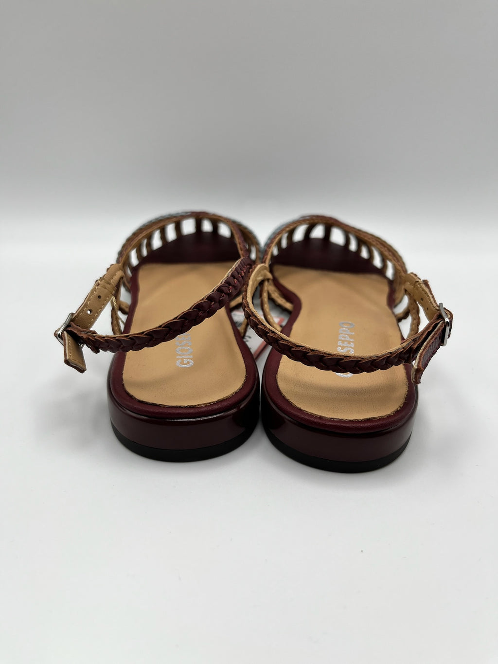 Sandálias Gioseppo Masalani rasas slingback com tiras entrançadas em azul e bordeaux; sabrinas de senhora frescos e elegantes com bico fechado; calçado sapato feminino confortável para o verão estilo boho chic