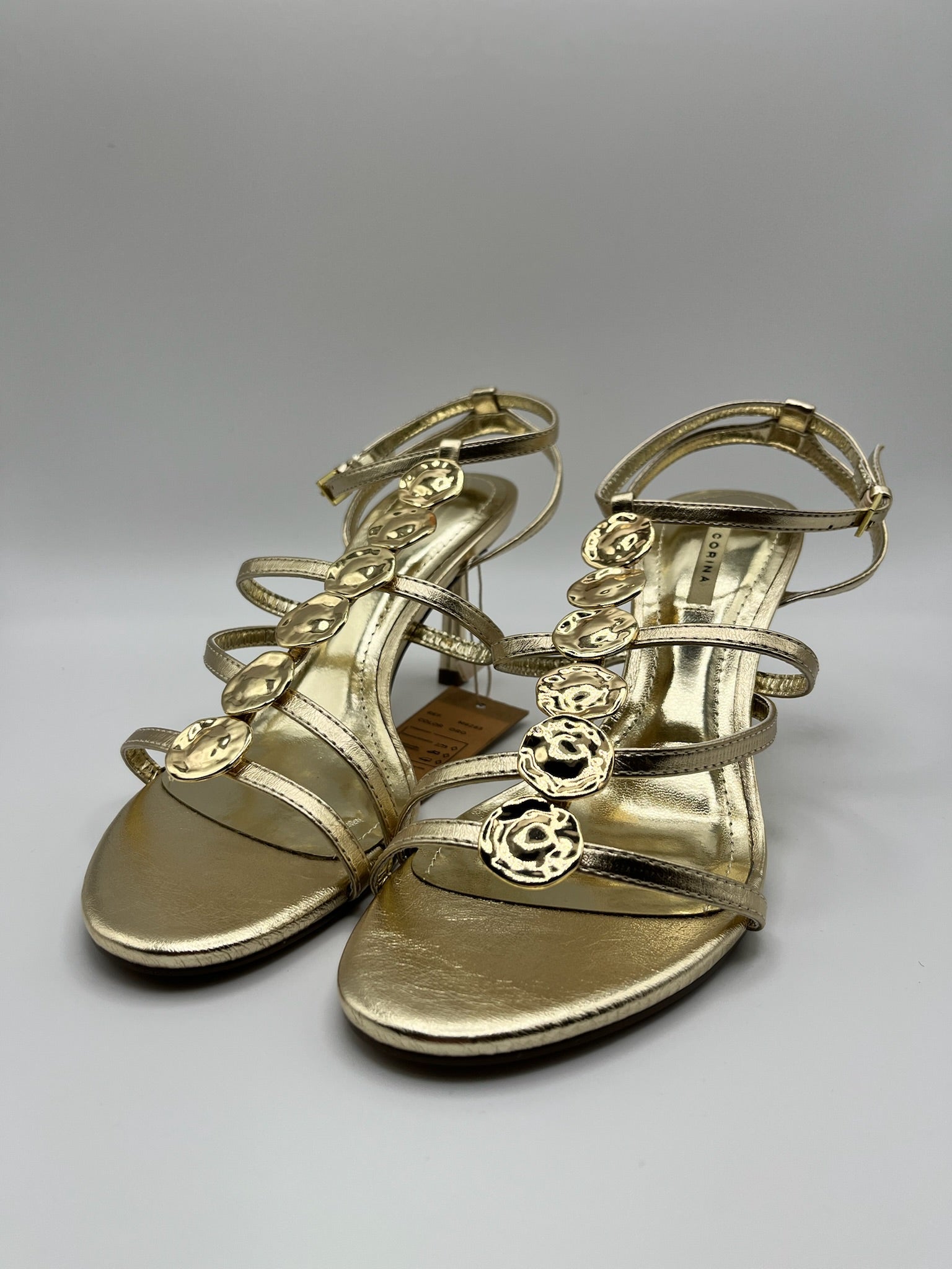 Sandália de Salto Alto Agulha Corina com Tiras Dourado Oro, Couro Sintético Metalizado, Detalhe Círculos de Metal, Festa Casamento Cerimónia Elegante Feminina