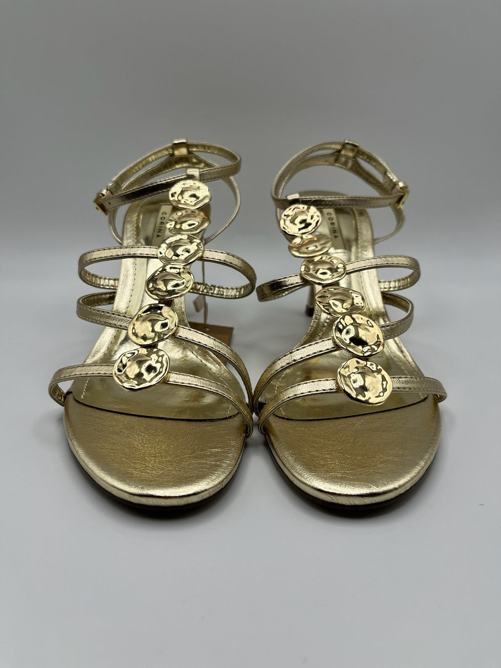 Sandália de Salto Alto Agulha Corina com Tiras Dourado Oro, Couro Sintético Metalizado, Detalhe Círculos de Metal, Festa Casamento Cerimónia Elegante Feminina