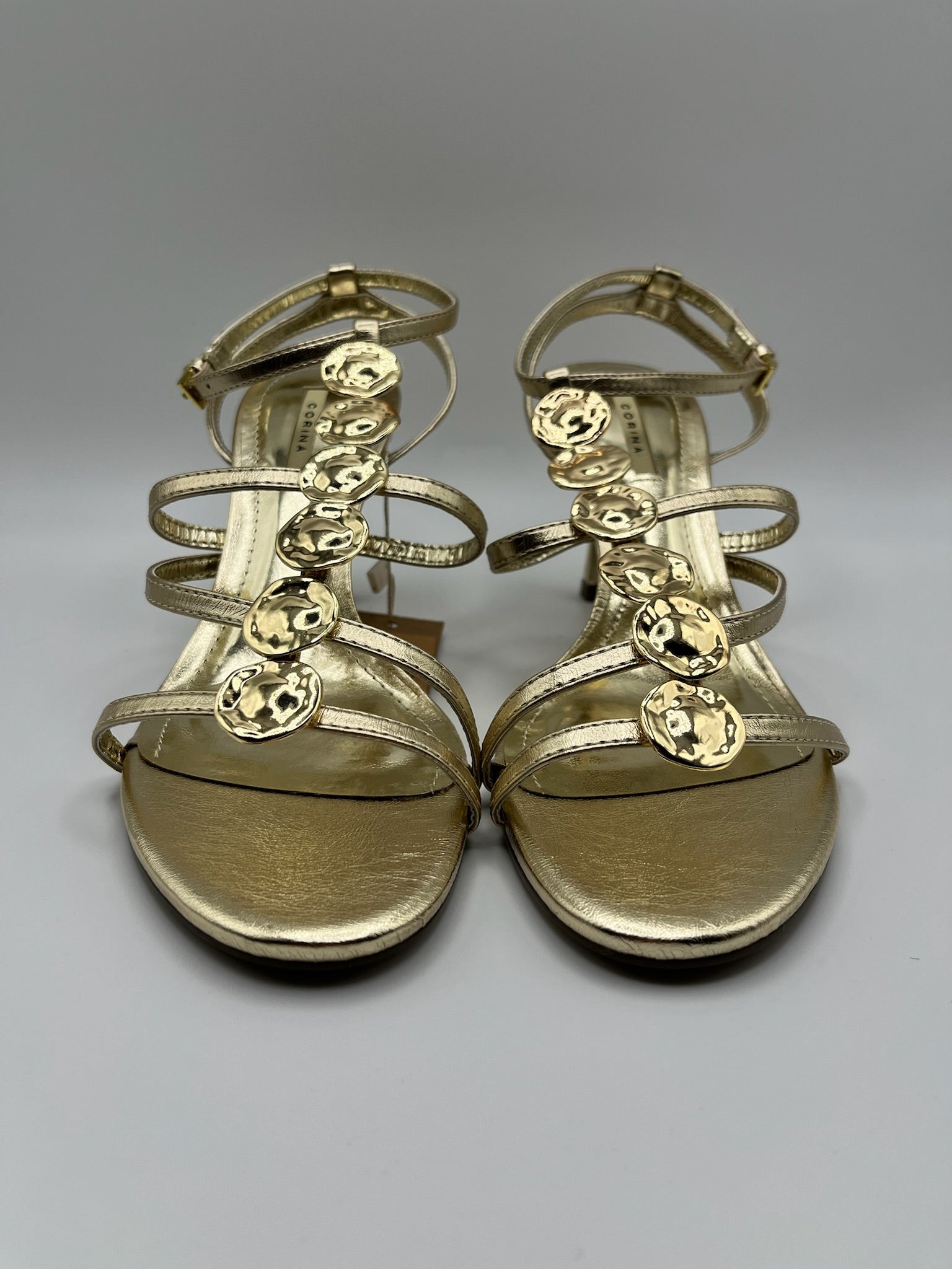 Sandália de Salto Alto Agulha Corina com Tiras Dourado Oro, Couro Sintético Metalizado, Detalhe Círculos de Metal, Festa Casamento Cerimónia Elegante Feminina