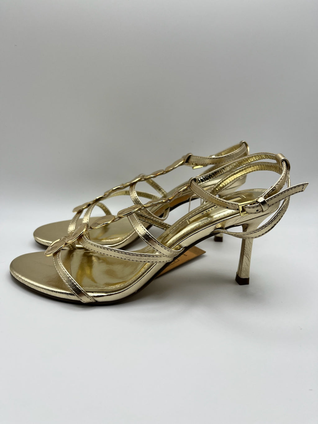 Sandália de Salto Alto Agulha Corina com Tiras Dourado Oro, Couro Sintético Metalizado, Detalhe Círculos de Metal, Festa Casamento Cerimónia Elegante Feminina