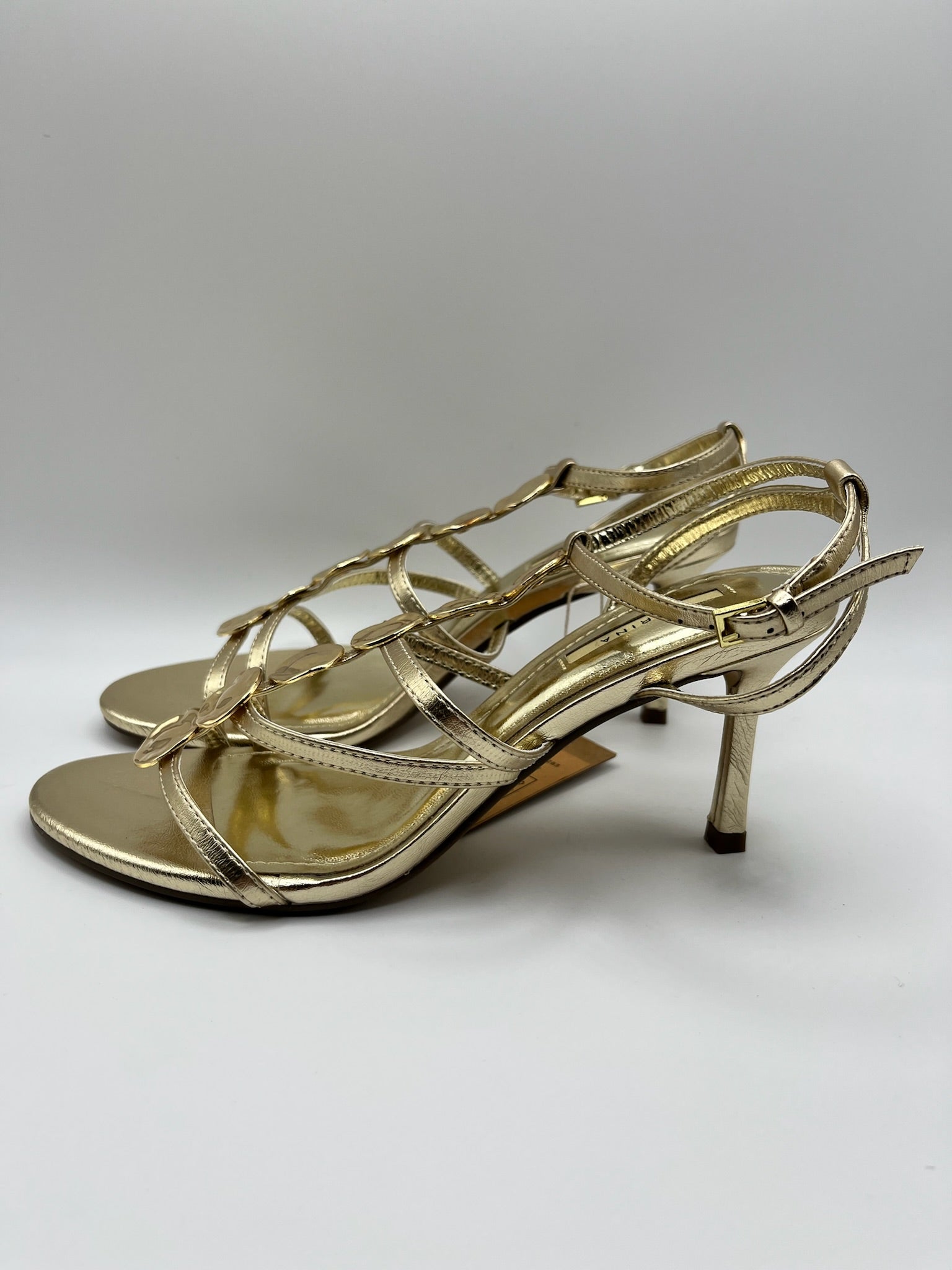 Sandália de Salto Alto Agulha Corina com Tiras Dourado Oro, Couro Sintético Metalizado, Detalhe Círculos de Metal, Festa Casamento Cerimónia Elegante Feminina