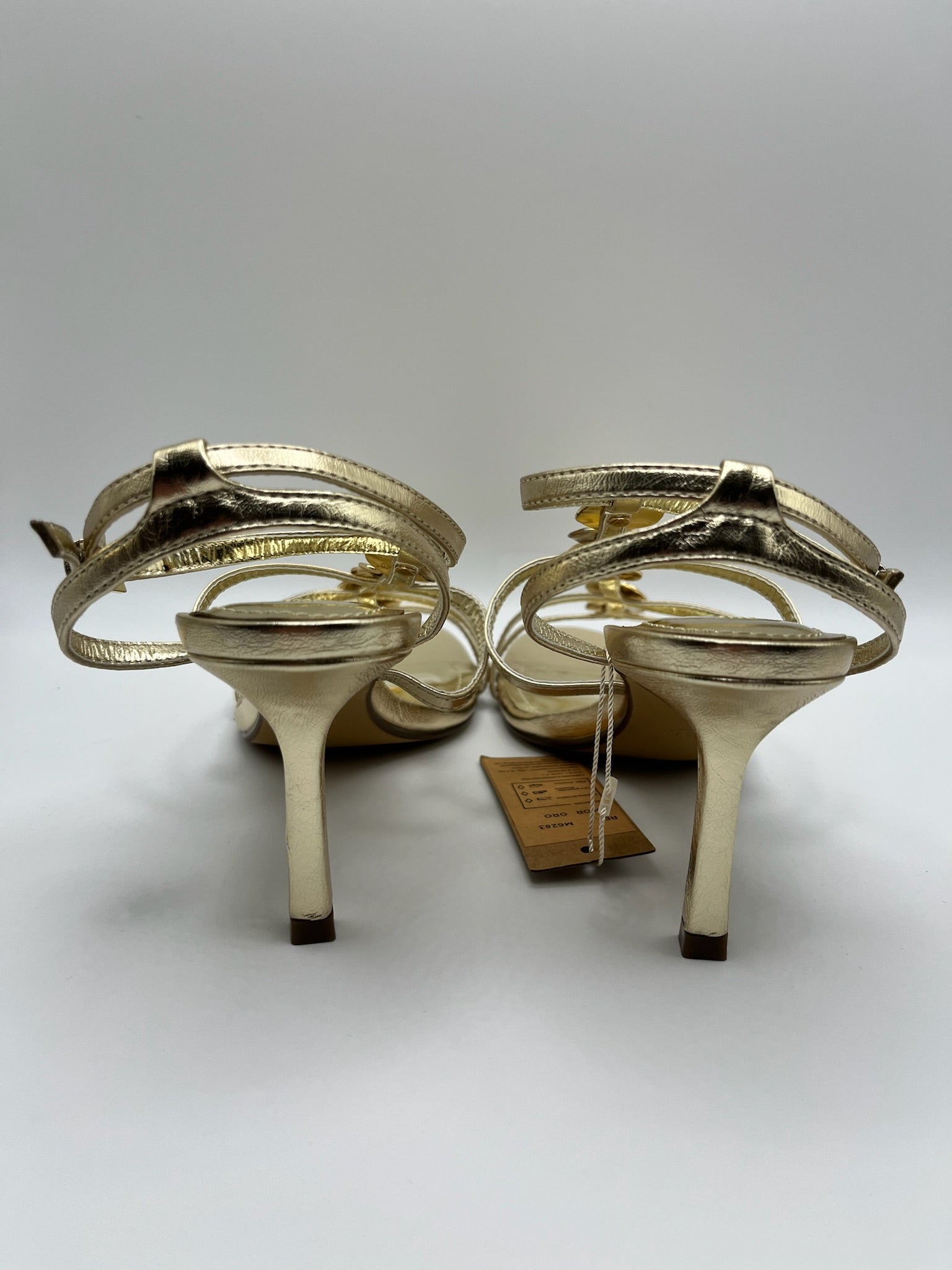 Sandália de Salto Alto Agulha Corina com Tiras Dourado Oro, Couro Sintético Metalizado, Detalhe Círculos de Metal, Festa Casamento Cerimónia Elegante Feminina