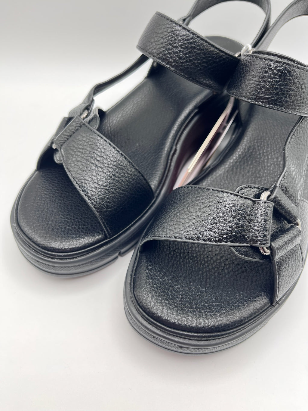 Sandálias de Cunha Xti Femininas Pretas; Sandália de Plataforma Confortável com Tiras Ajustáveis de Velcro para Mulher; Calçado de Verão Tendência Casual e Elegante