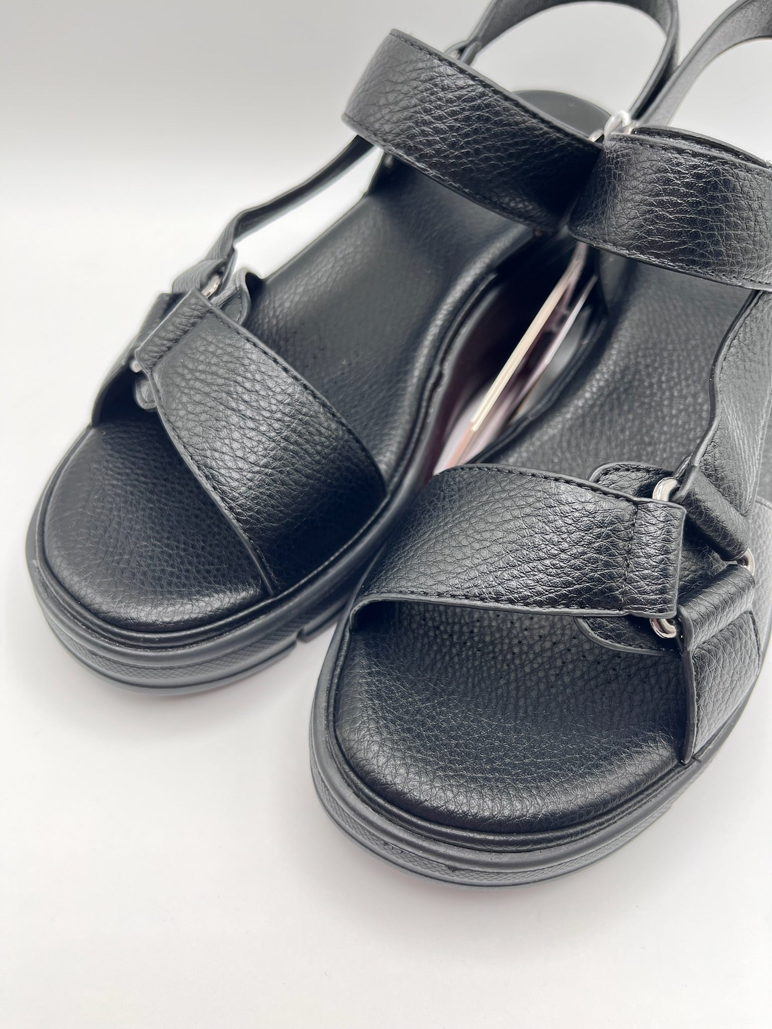 Sandálias de Cunha Xti Femininas Pretas; Sandália de Plataforma Confortável com Tiras Ajustáveis de Velcro para Mulher; Calçado de Verão Tendência Casual e Elegante