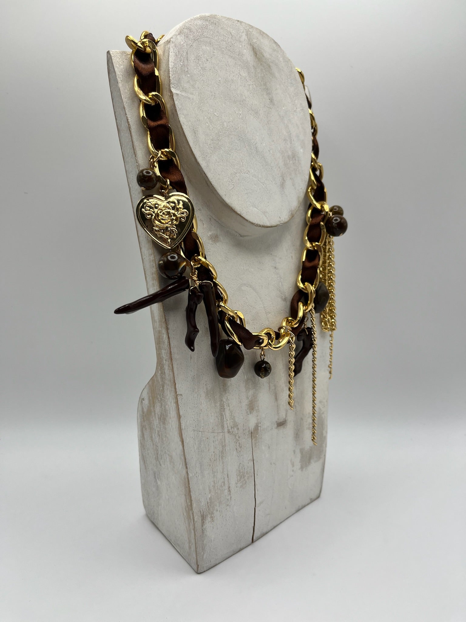 Colar de Corrente Dourada com Fita de Cetim Castanha; Gargantilha Feminina com Pendentes de Coração e Pedras; Bijuteria Elegante Estilo Boho para Senhora
