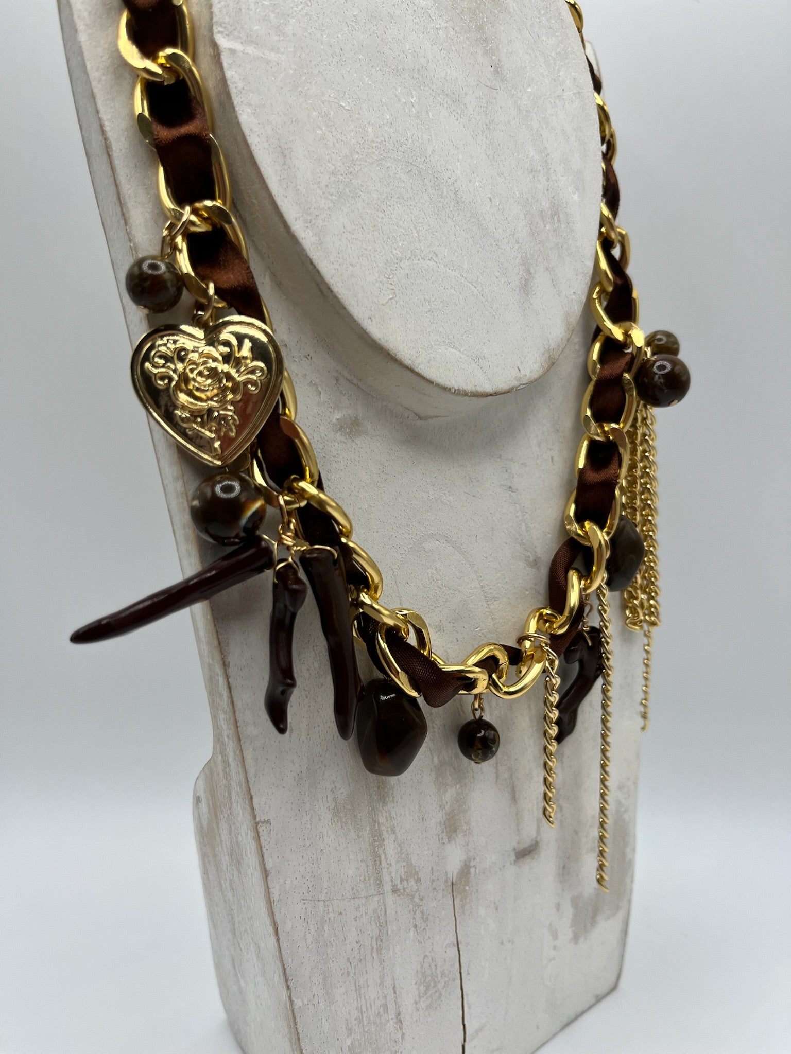 Colar de Corrente Dourada com Fita de Cetim Castanha; Gargantilha Feminina com Pendentes de Coração e Pedras; Bijuteria Elegante Estilo Boho para Senhora