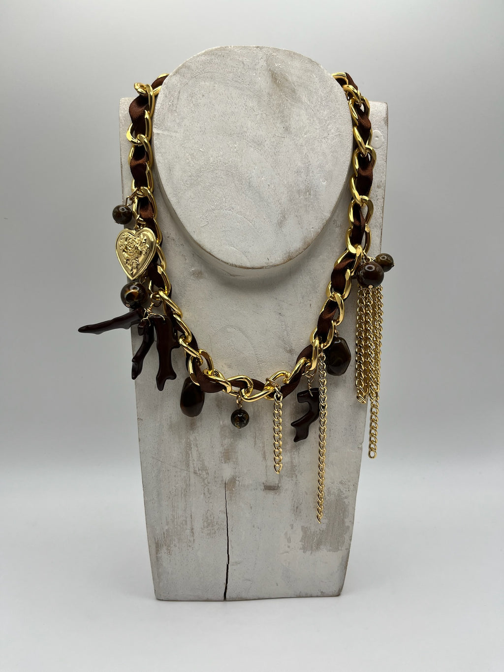 Colar de Corrente Dourada com Fita de Cetim Castanha; Gargantilha Feminina com Pendentes de Coração e Pedras; Bijuteria Elegante Estilo Boho para Senhora