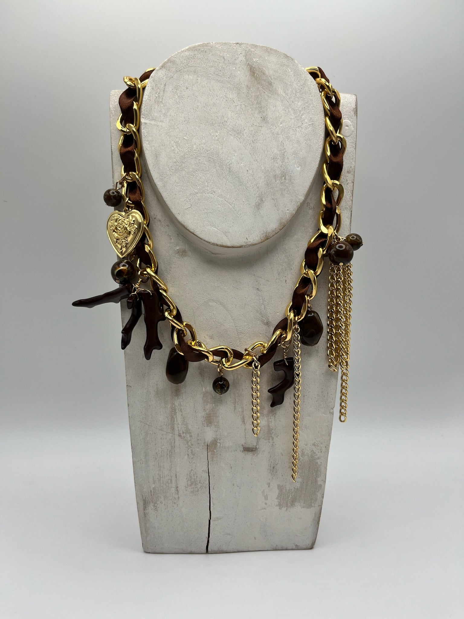 Colar de Corrente Dourada com Fita de Cetim Castanha; Gargantilha Feminina com Pendentes de Coração e Pedras; Bijuteria Elegante Estilo Boho para Senhora