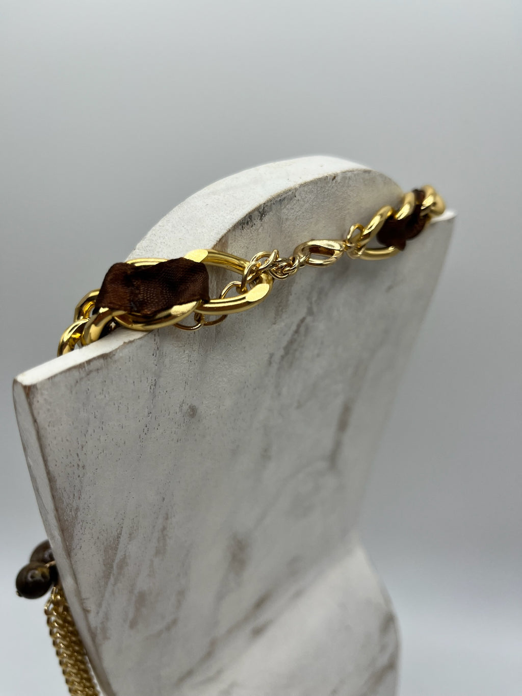 Colar de Corrente Dourada com Fita de Cetim Castanha; Gargantilha Feminina com Pendentes de Coração e Pedras; Bijuteria Elegante Estilo Boho para Senhora
