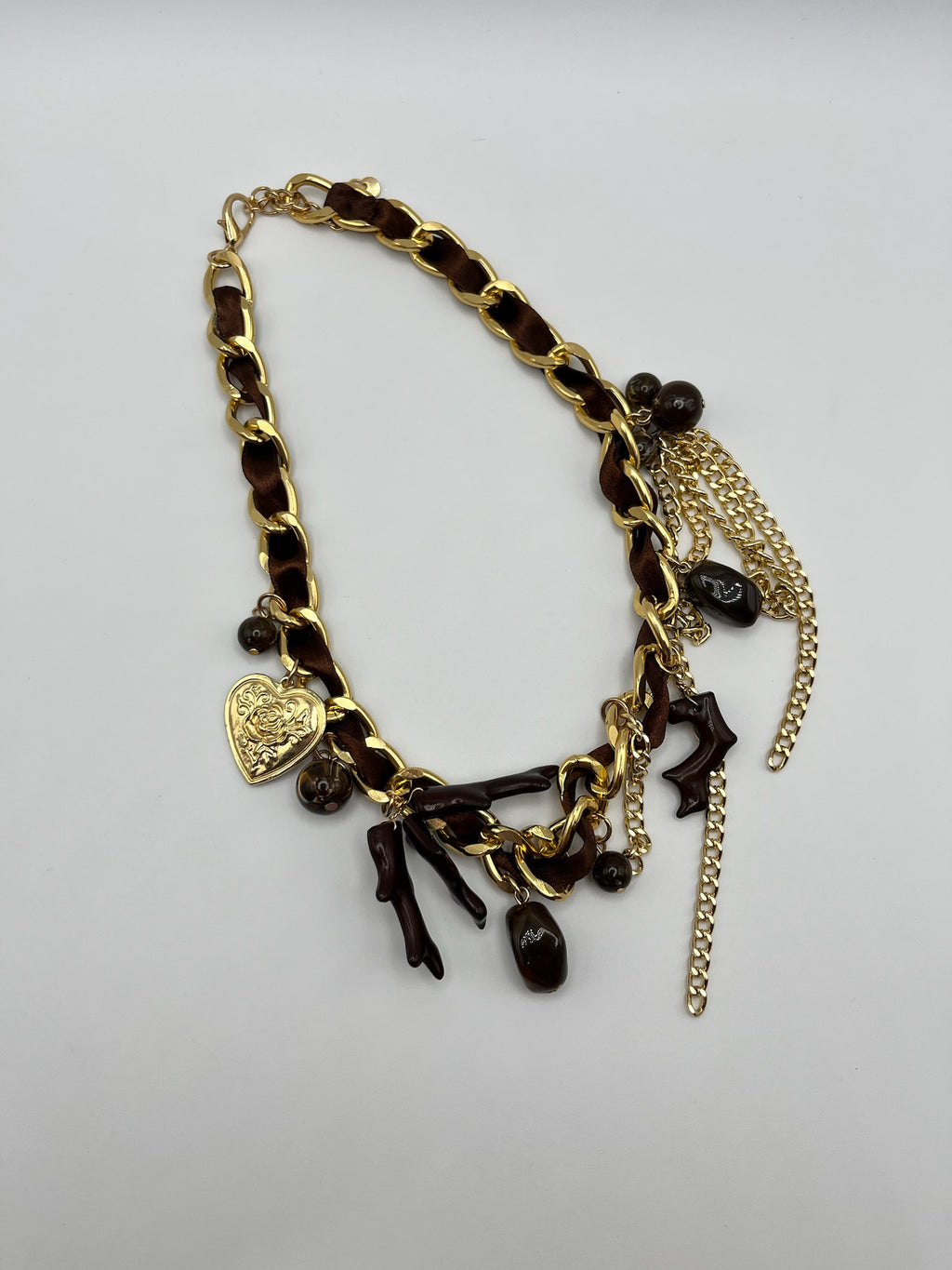 Colar de Corrente Dourada com Fita de Cetim Castanha; Gargantilha Feminina com Pendentes de Coração e Pedras; Bijuteria Elegante Estilo Boho para Senhora